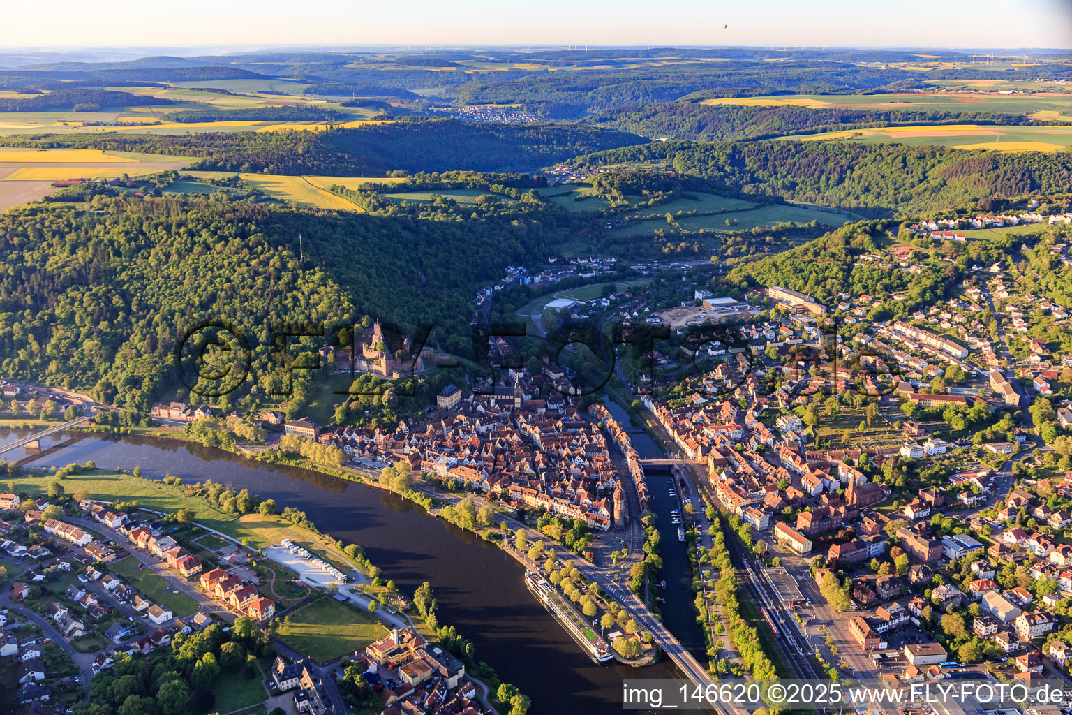 Luftbild von Taubermündung in den Main unter Schloss Burg Wertheim über der Altstadt im Bundesland Baden-Württemberg, Deutschland