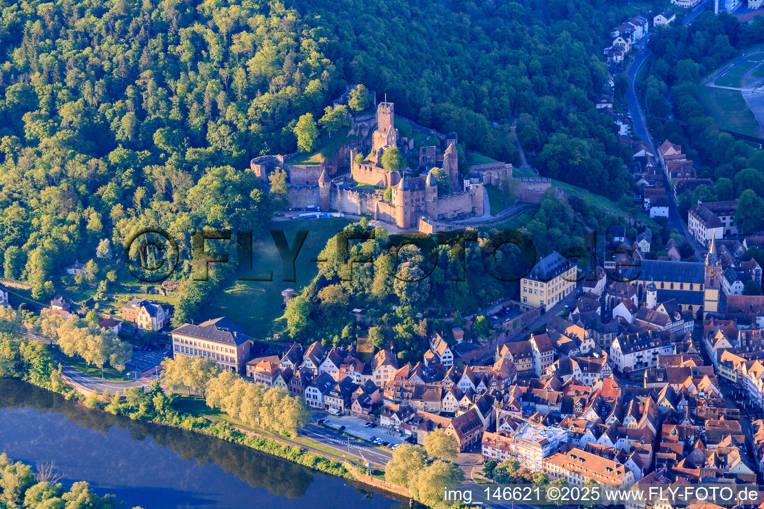 Schloss Burg Wertheim über der Altstadt am Main im Bundesland Baden-Württemberg, Deutschland