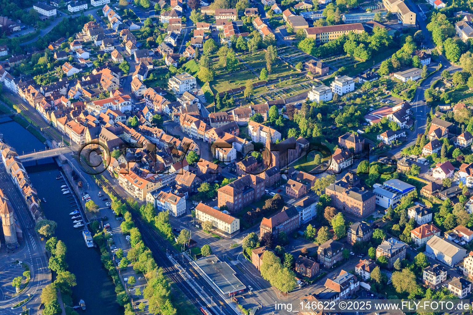 Bahnhof und Tauberbrücke und Kirche St. Venantius in Wertheim im Bundesland Baden-Württemberg, Deutschland