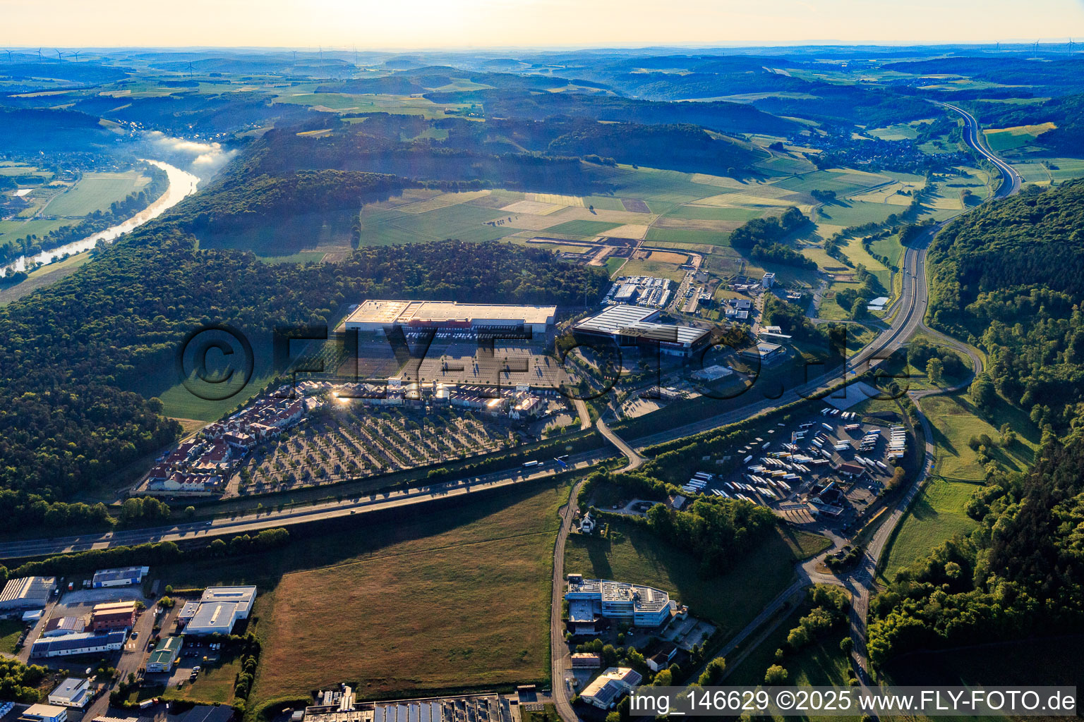 Outlet Wertheim Village mit  adidas Outlet Store Wertheim, Nike Factory Store und AIGNER Outlet Wertheim im Ortsteil Bettingen im Bundesland Baden-Württemberg, Deutschland