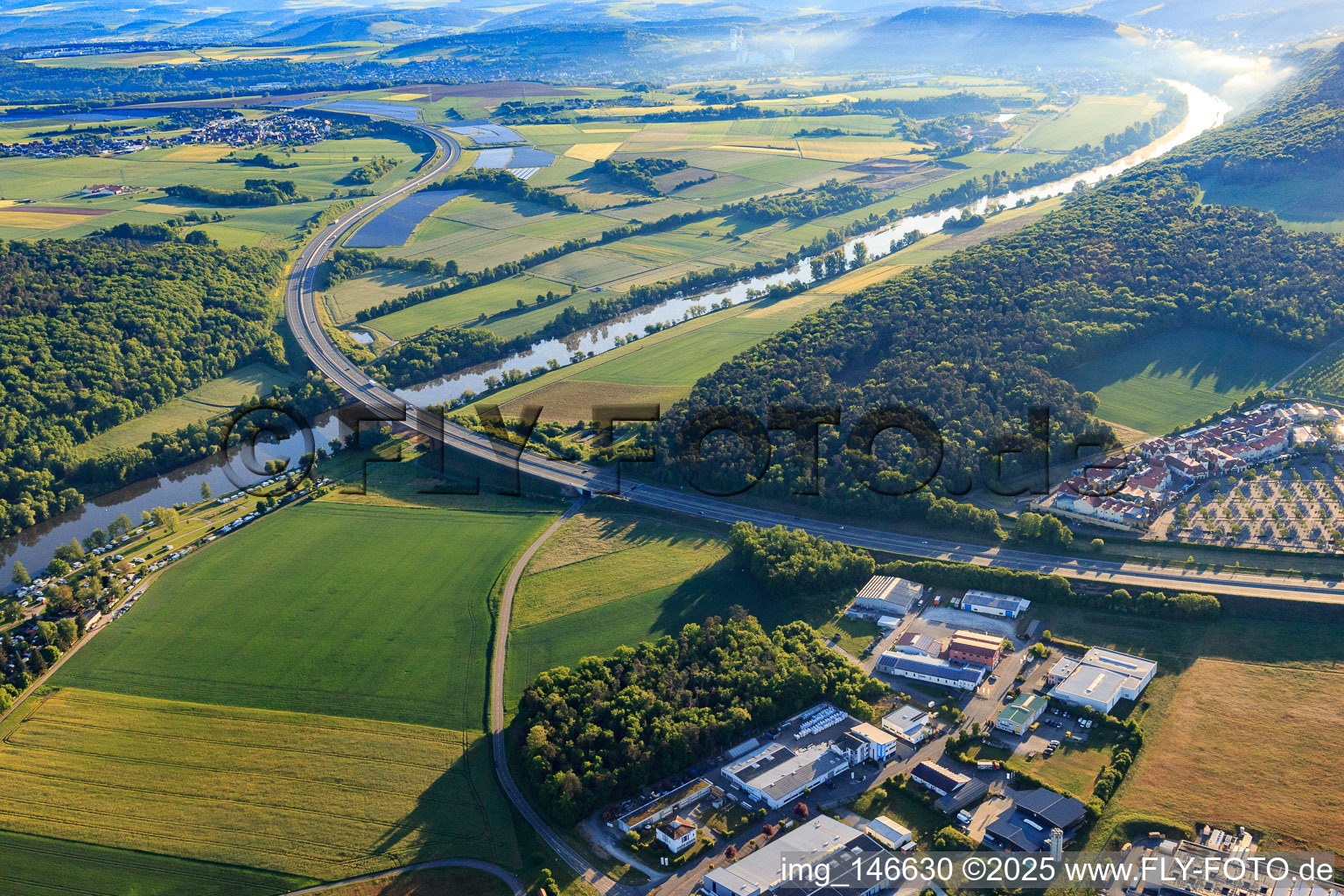 Verlauf der Autobahn A3 über den Main im Ortsteil Bettingen in Wertheim im Bundesland Baden-Württemberg, Deutschland