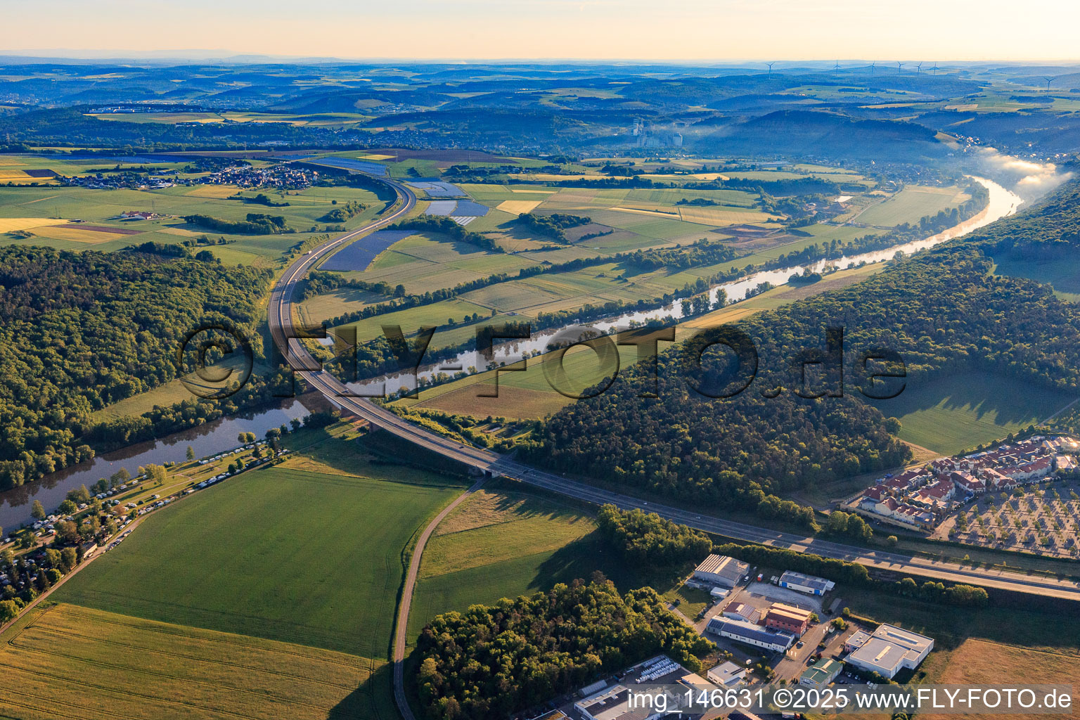 Luftbild von Verlauf der Autobahn A3 über den Main im Ortsteil Bettingen in Wertheim im Bundesland Baden-Württemberg, Deutschland