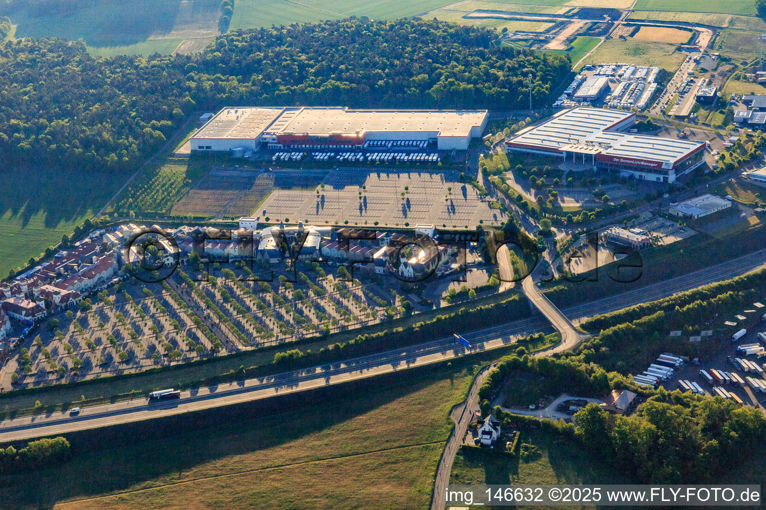 Outlet Wertheim Village und  McRent Wertheim im Ortsteil Bettingen im Bundesland Baden-Württemberg, Deutschland