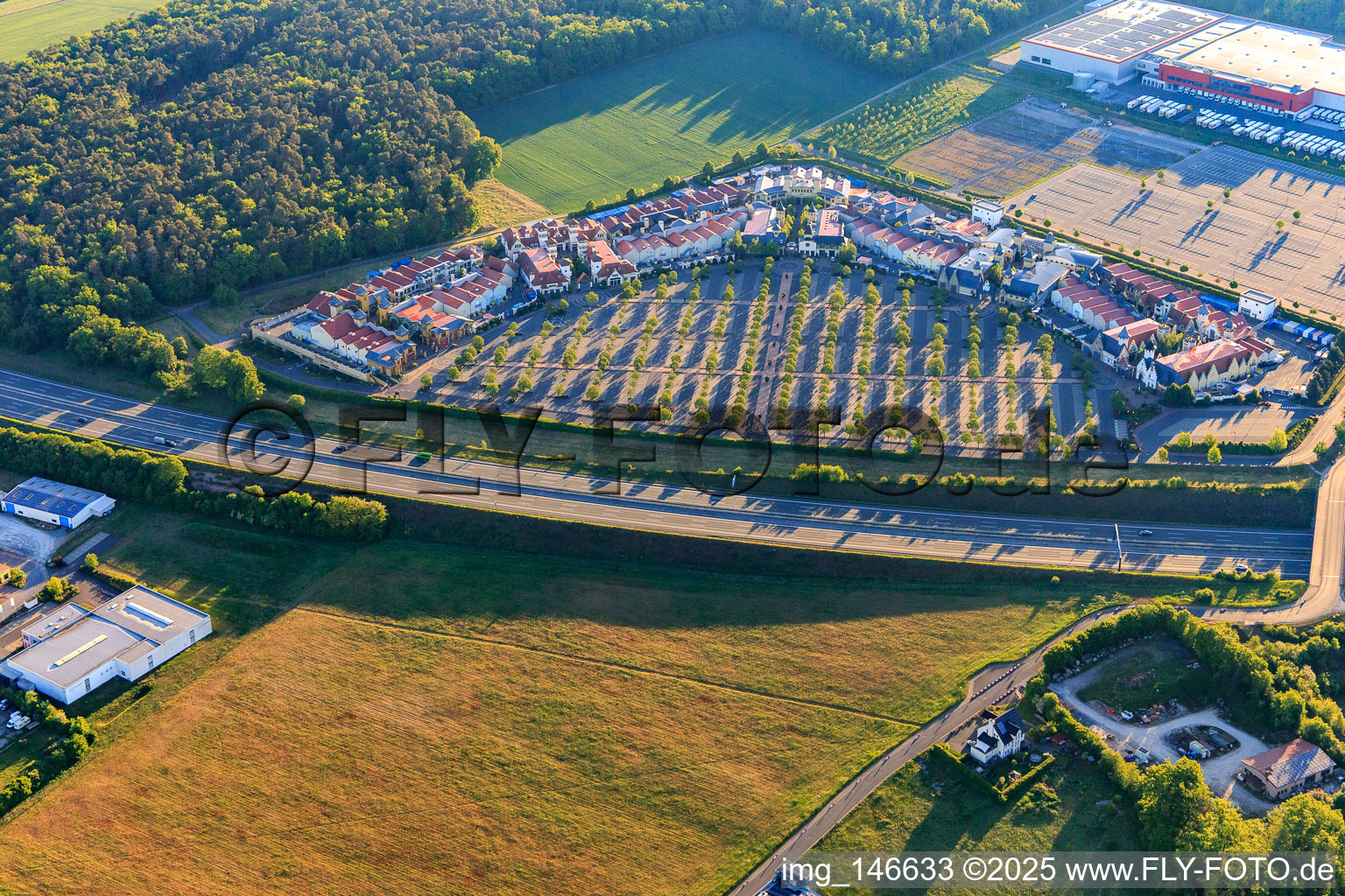 Luftbild von Outlet Wertheim Village mit  adidas Outlet Store Wertheim, Nike Factory Store und AIGNER Outlet Wertheim im Ortsteil Bettingen im Bundesland Baden-Württemberg, Deutschland