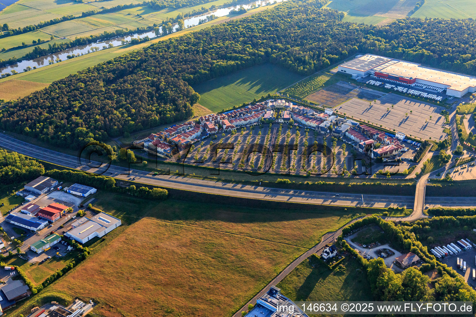 Luftaufnahme von Outlet Wertheim Village mit  adidas Outlet Store Wertheim, Nike Factory Store und AIGNER Outlet Wertheim im Ortsteil Bettingen im Bundesland Baden-Württemberg, Deutschland