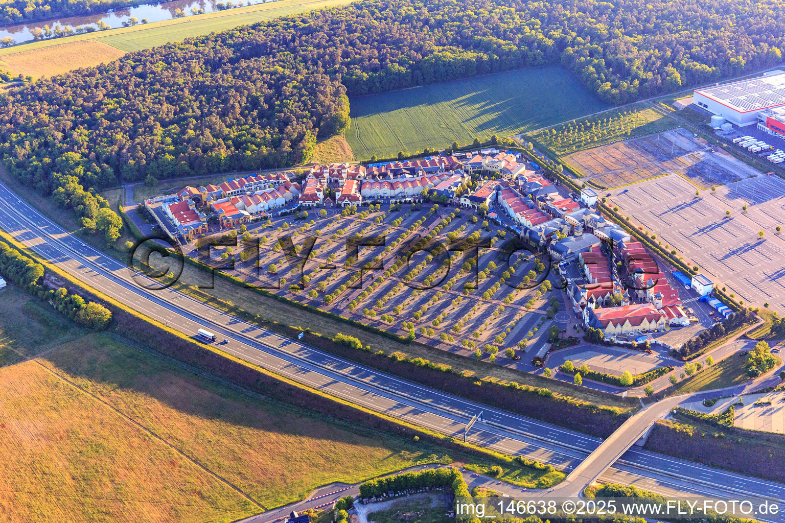 Schrägluftbild von Outlet Wertheim Village mit  adidas Outlet Store Wertheim, Nike Factory Store und AIGNER Outlet Wertheim im Ortsteil Bettingen im Bundesland Baden-Württemberg, Deutschland