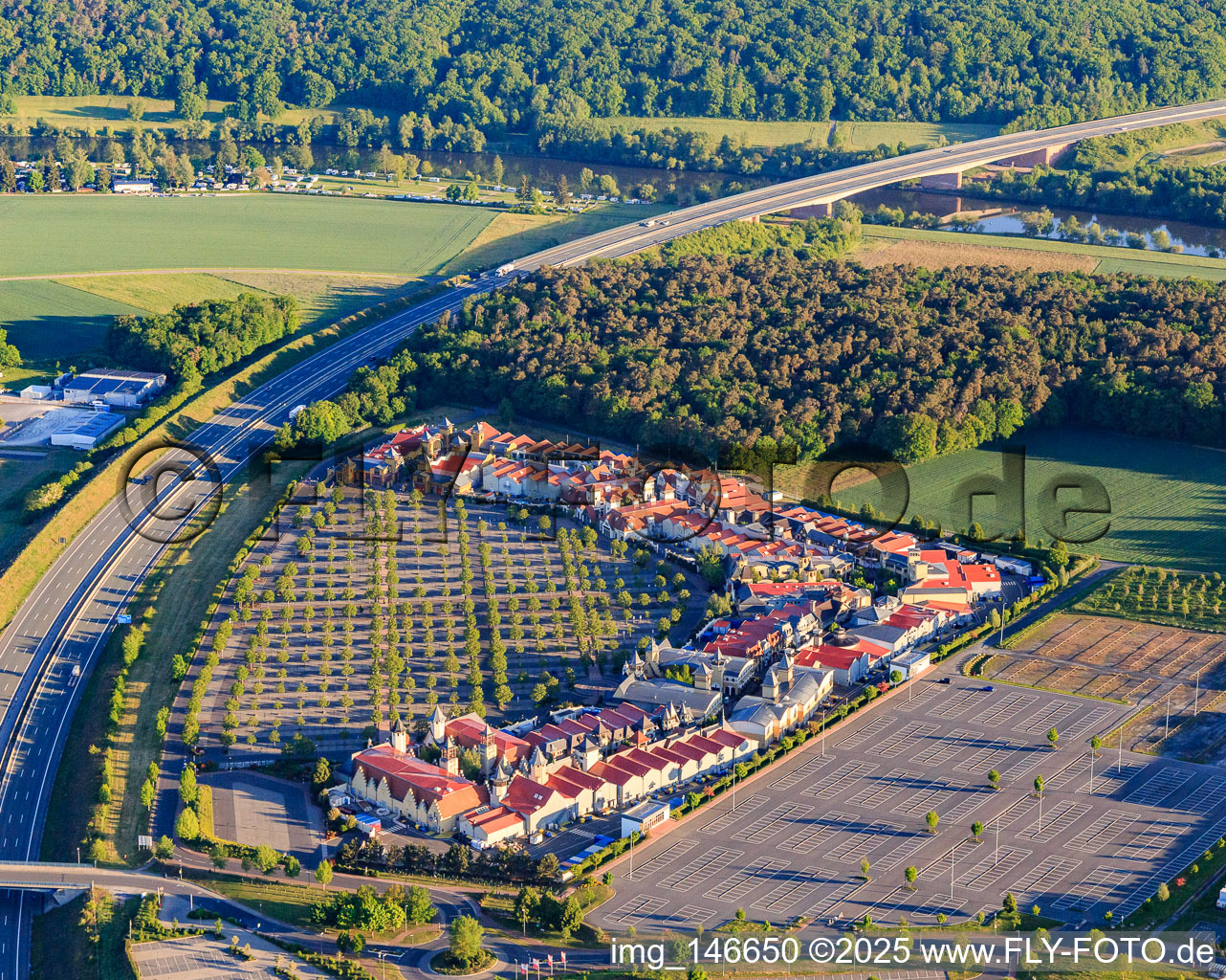 Outlet Wertheim Village mit  adidas Outlet Store Wertheim, Nike Factory Store und AIGNER Outlet Wertheim im Ortsteil Bettingen im Bundesland Baden-Württemberg, Deutschland von oben