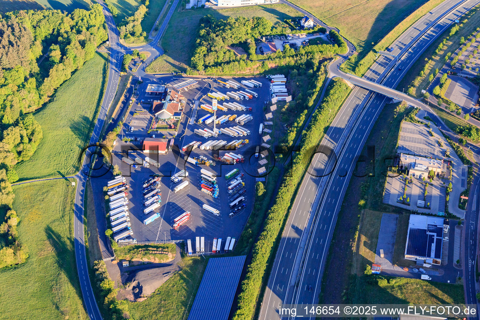 Luftbild von MAXI Autohof Wertheim an der A3 im Ortsteil Bettingen im Bundesland Baden-Württemberg, Deutschland