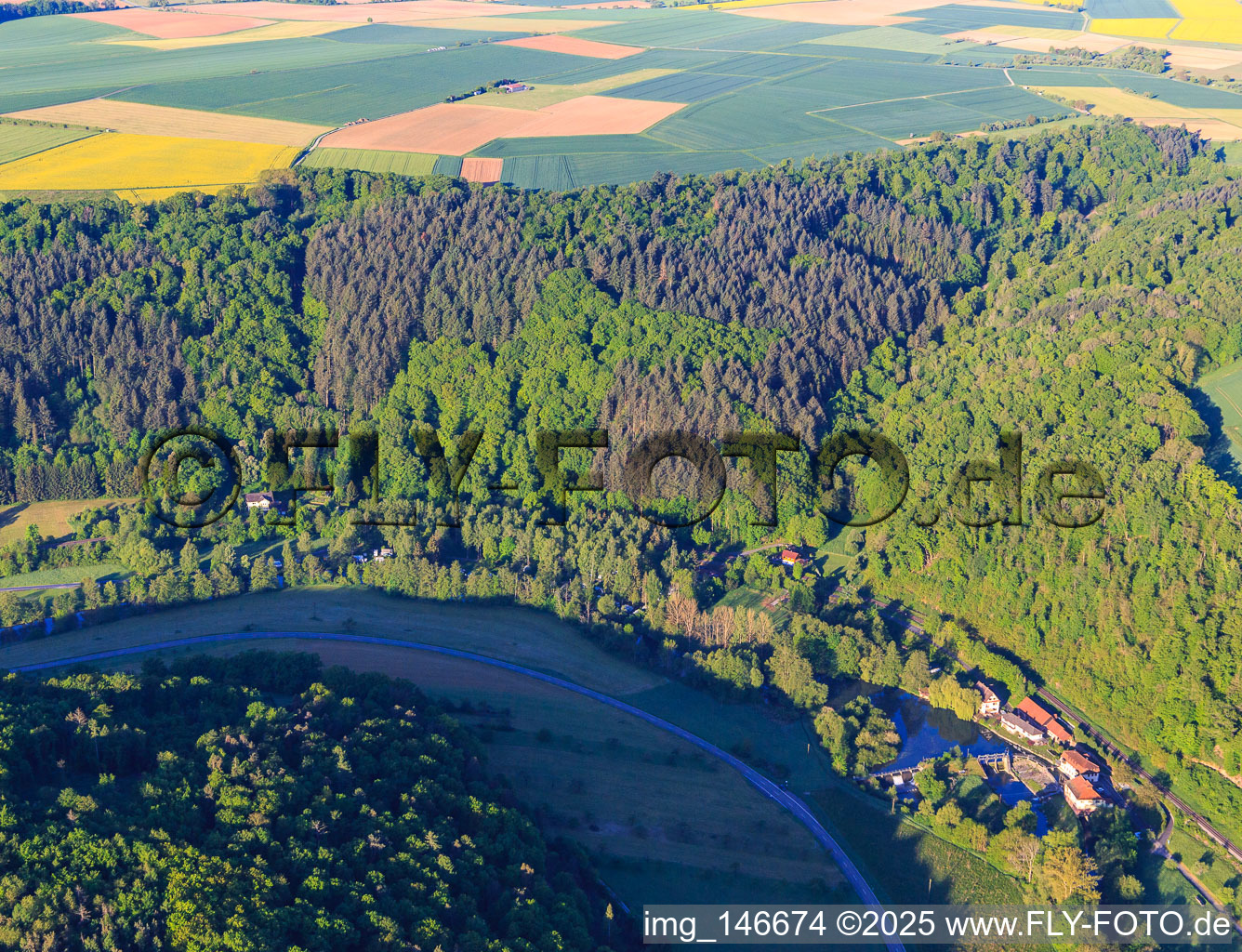 Camping Forelle am Tauberufer hinter der Teilbacher Mühle im Ortsteil Waldenhausen in Wertheim im Bundesland Baden-Württemberg, Deutschland