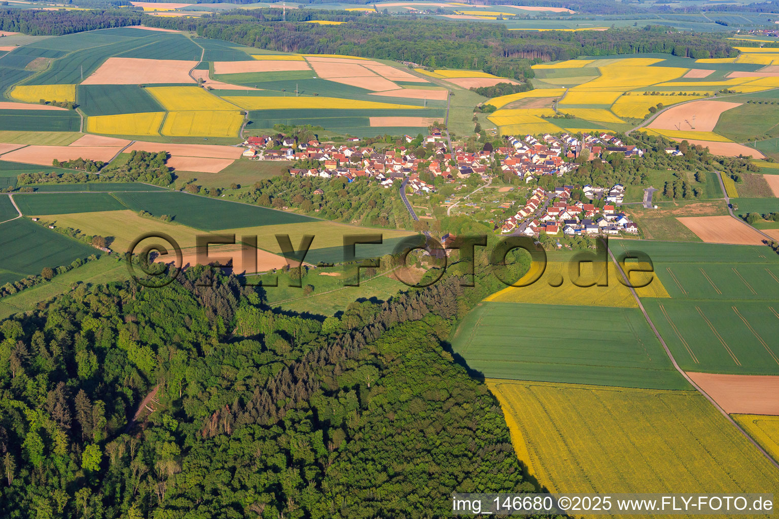 Ortsansicht aus Osten am Morgen im Ortsteil Sachsenhausen in Wertheim im Bundesland Baden-Württemberg, Deutschland