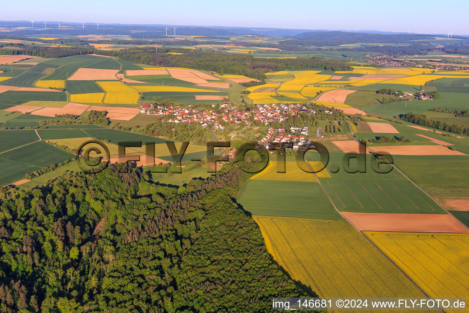 Luftbild von Ortsansicht aus Osten am Morgen im Ortsteil Sachsenhausen in Wertheim im Bundesland Baden-Württemberg, Deutschland