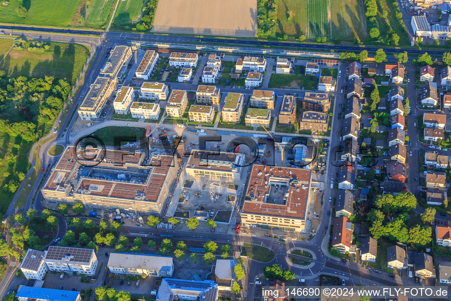 Schrägluftbild von Neubauten Emil-Wachter-Straße im Ortsteil Mörsch in Rheinstetten im Bundesland Baden-Württemberg, Deutschland