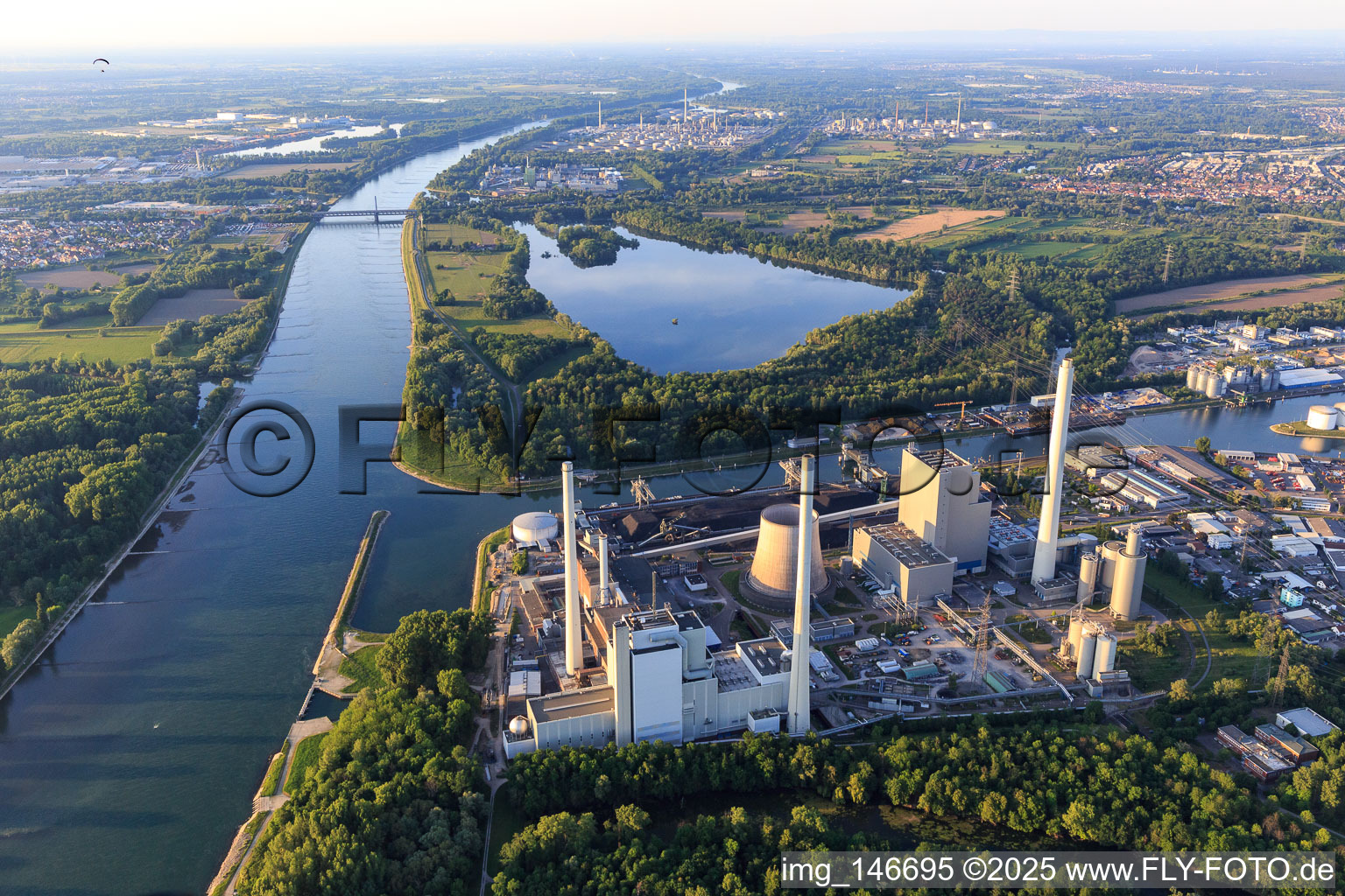 Rhein zwischen Rheinhafen-Dampfkraftwerk Karlsruhe und Rheinbrücken bei Maxau im Ortsteil Knielingen im Bundesland Baden-Württemberg, Deutschland