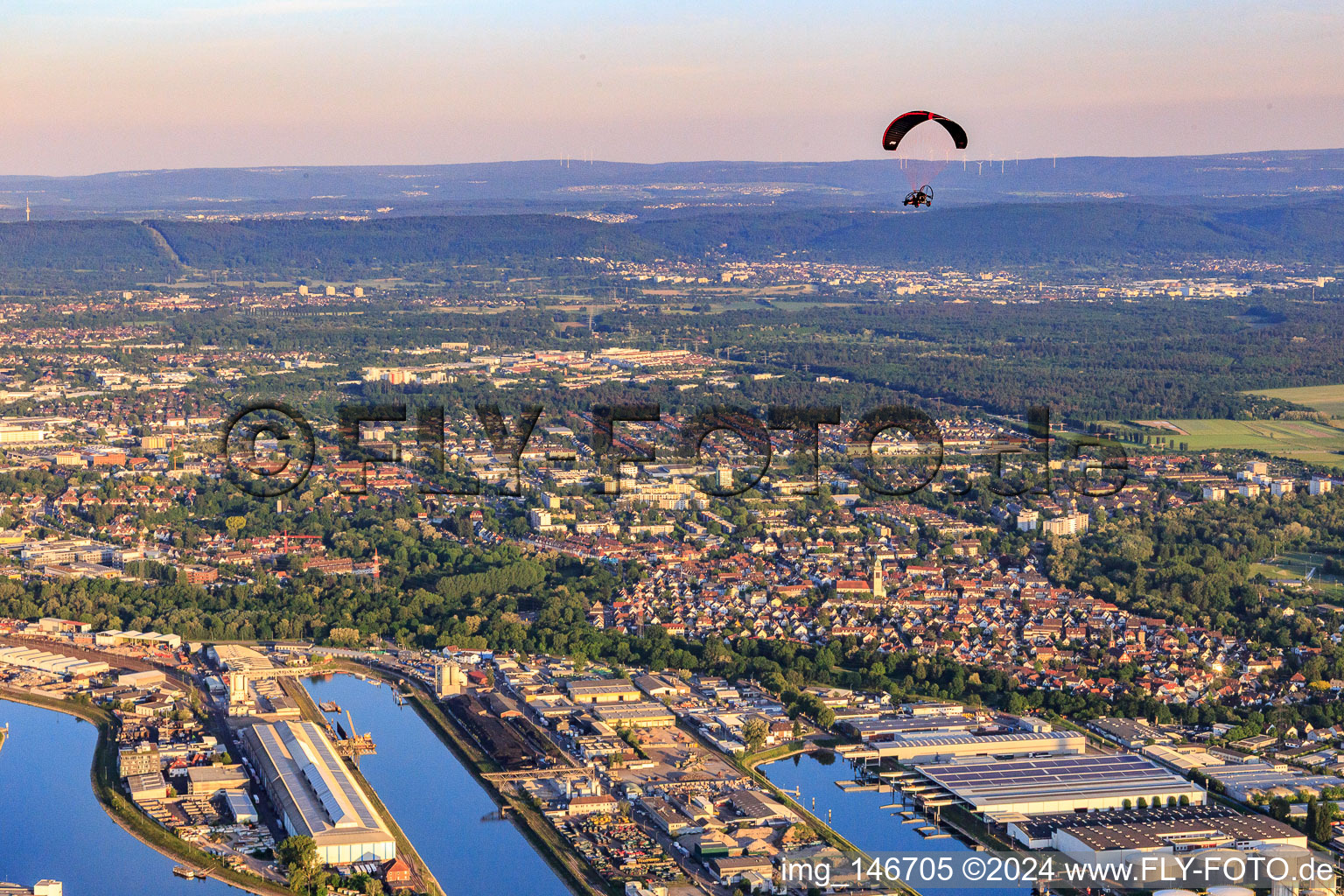 Rheinhäfen mit Paragleiter am Abend im Ortsteil Mühlburg in Karlsruhe im Bundesland Baden-Württemberg, Deutschland