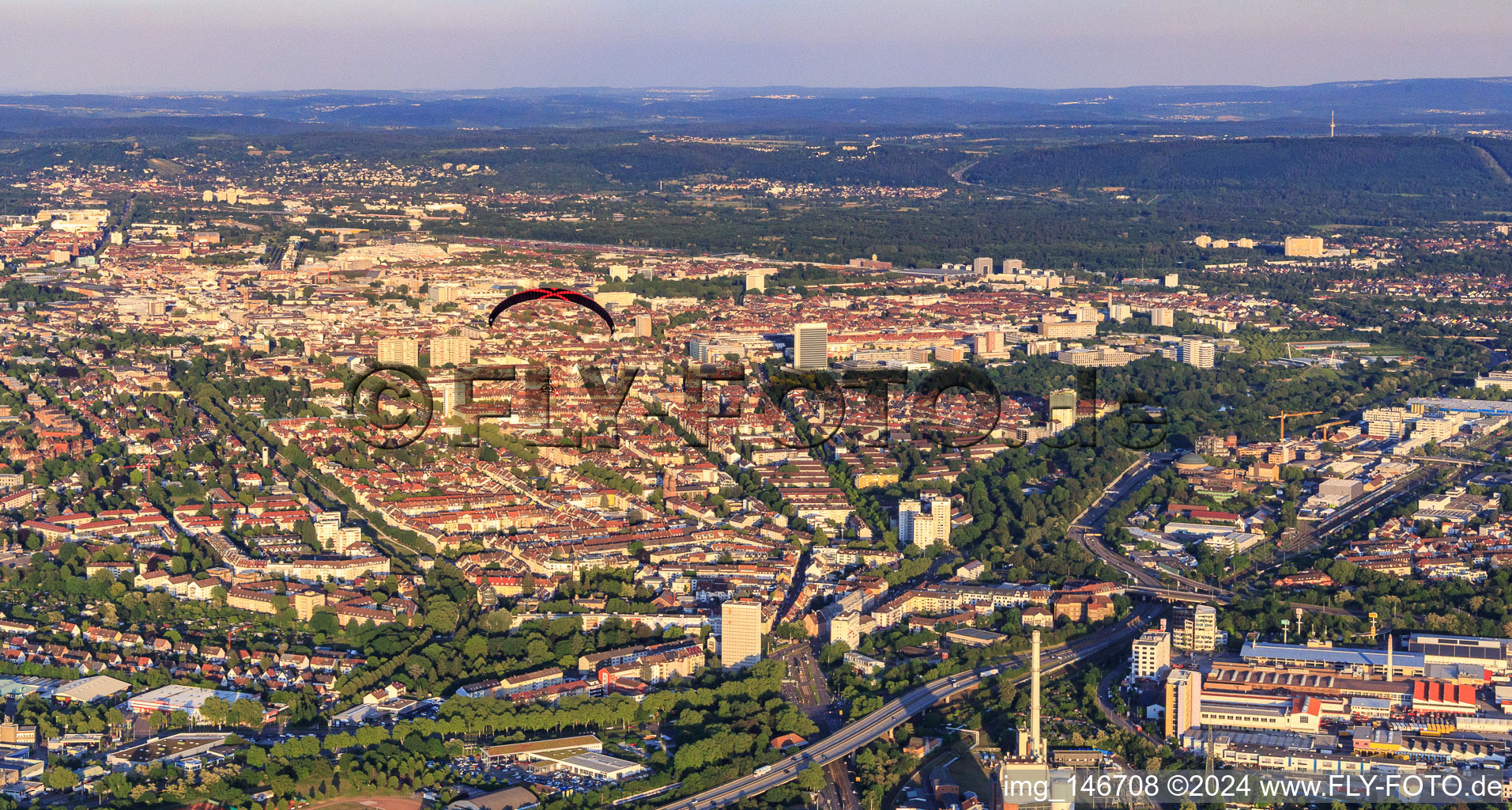 Stadtansicht von Westen mit Paragleiter im Ortsteil Mühlburg in Karlsruhe im Bundesland Baden-Württemberg, Deutschland