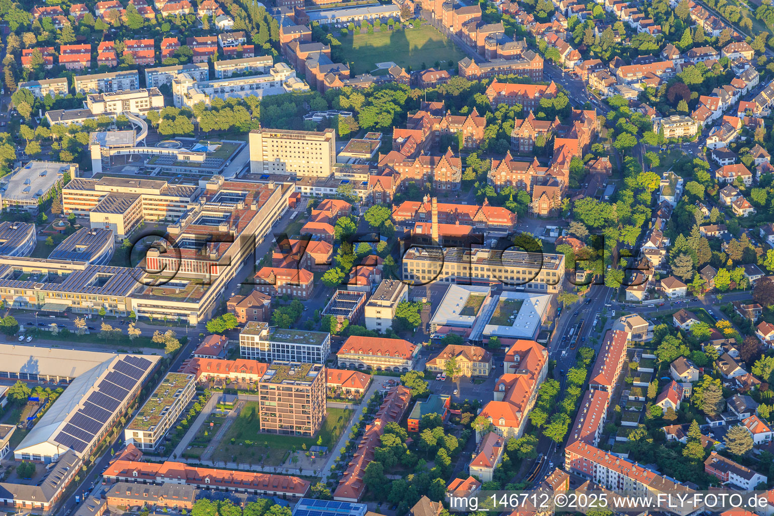 Hofgarten Karree und Städtisches Klinikum von Westen im Ortsteil Nordweststadt in Karlsruhe im Bundesland Baden-Württemberg, Deutschland