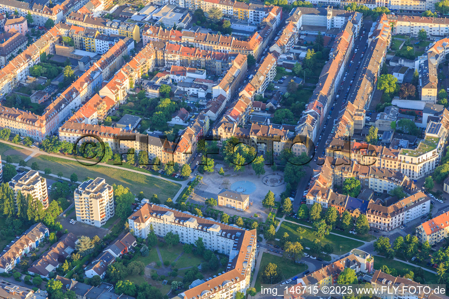 Fliederplatz mit Kinder- und Jugendhaus Mühlburg in Karlsruhe im Bundesland Baden-Württemberg, Deutschland