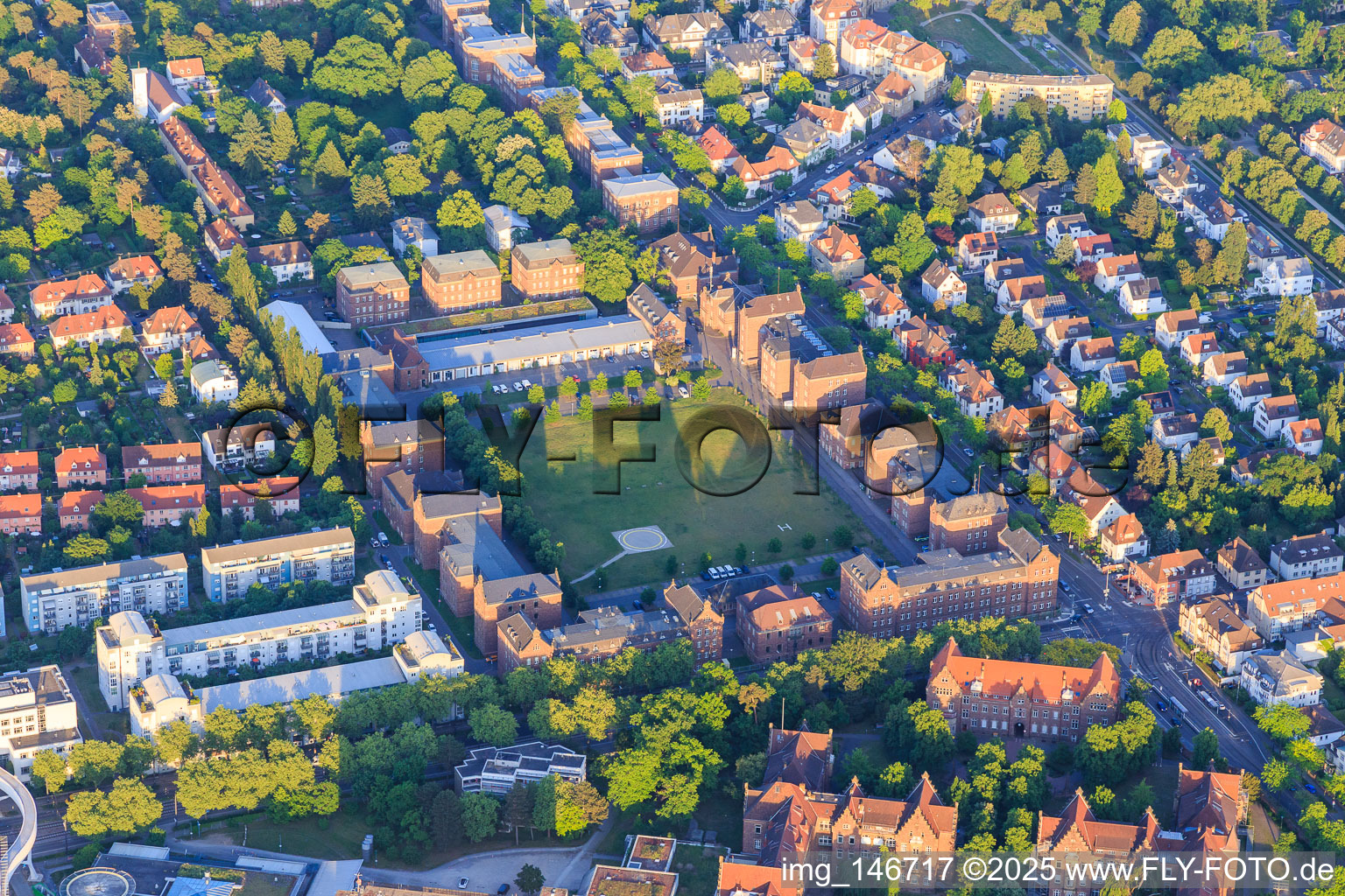 Polizeirevier Karlsruhe-West. Landesmedienzentrum Baden-Württemberg und  Landesamt für Denkmalpflege Baden-Württemberg an der Moltkestraße im Ortsteil Nordstadt, Deutschland
