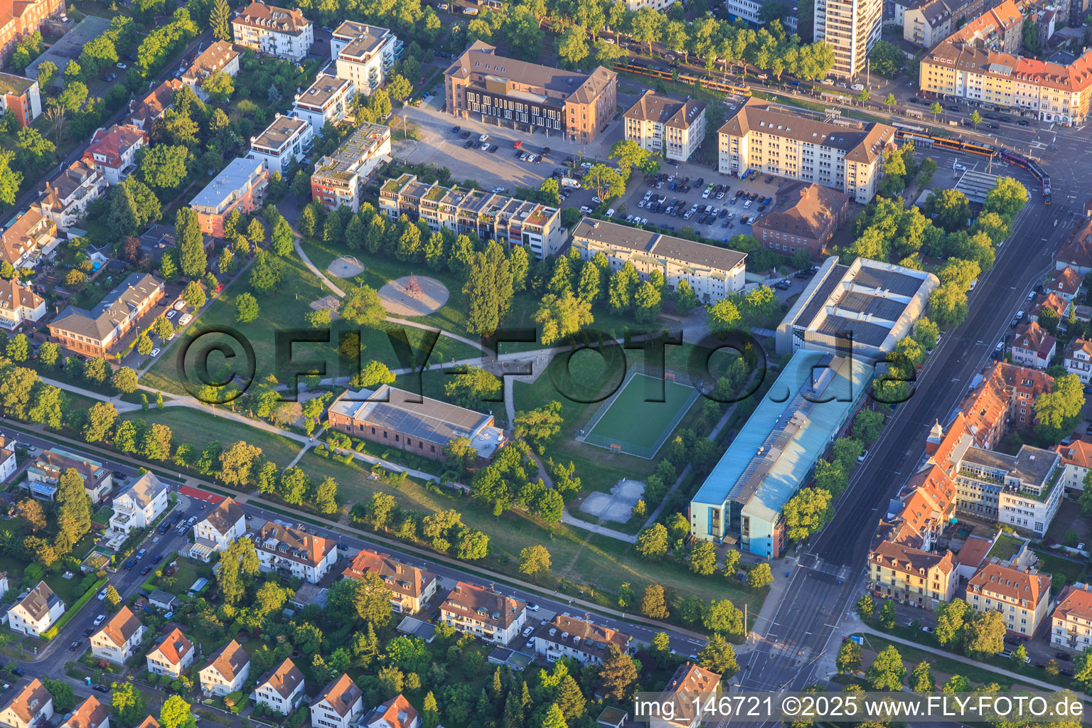 Kinderspielplatz Paul Ehrlich Straße und KIT / Campus B an der Blücherstraße im Ortsteil Weststadt in Karlsruhe im Bundesland Baden-Württemberg, Deutschland