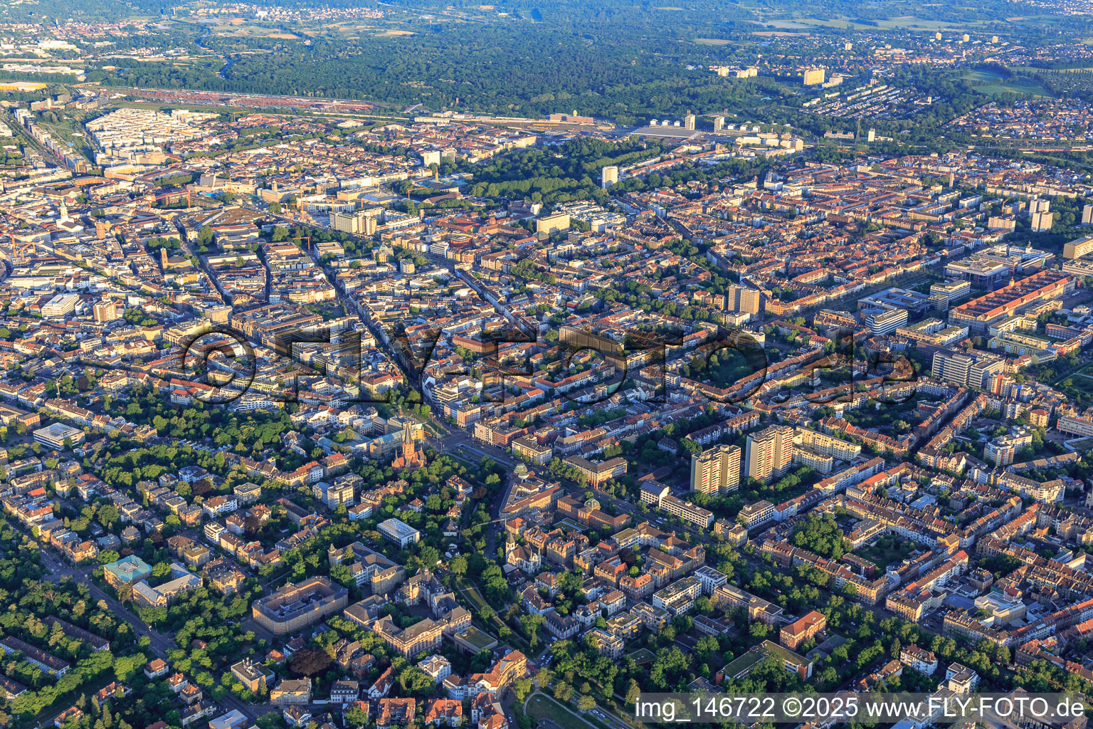Kaiserplatz: Kreuzung der Amalienstraße, Kaiserstraße Stephanienstraße, Reinhold-Frank-Straße und Kaiserallee im Ortsteil Innenstadt-West in Karlsruhe im Bundesland Baden-Württemberg, Deutschland