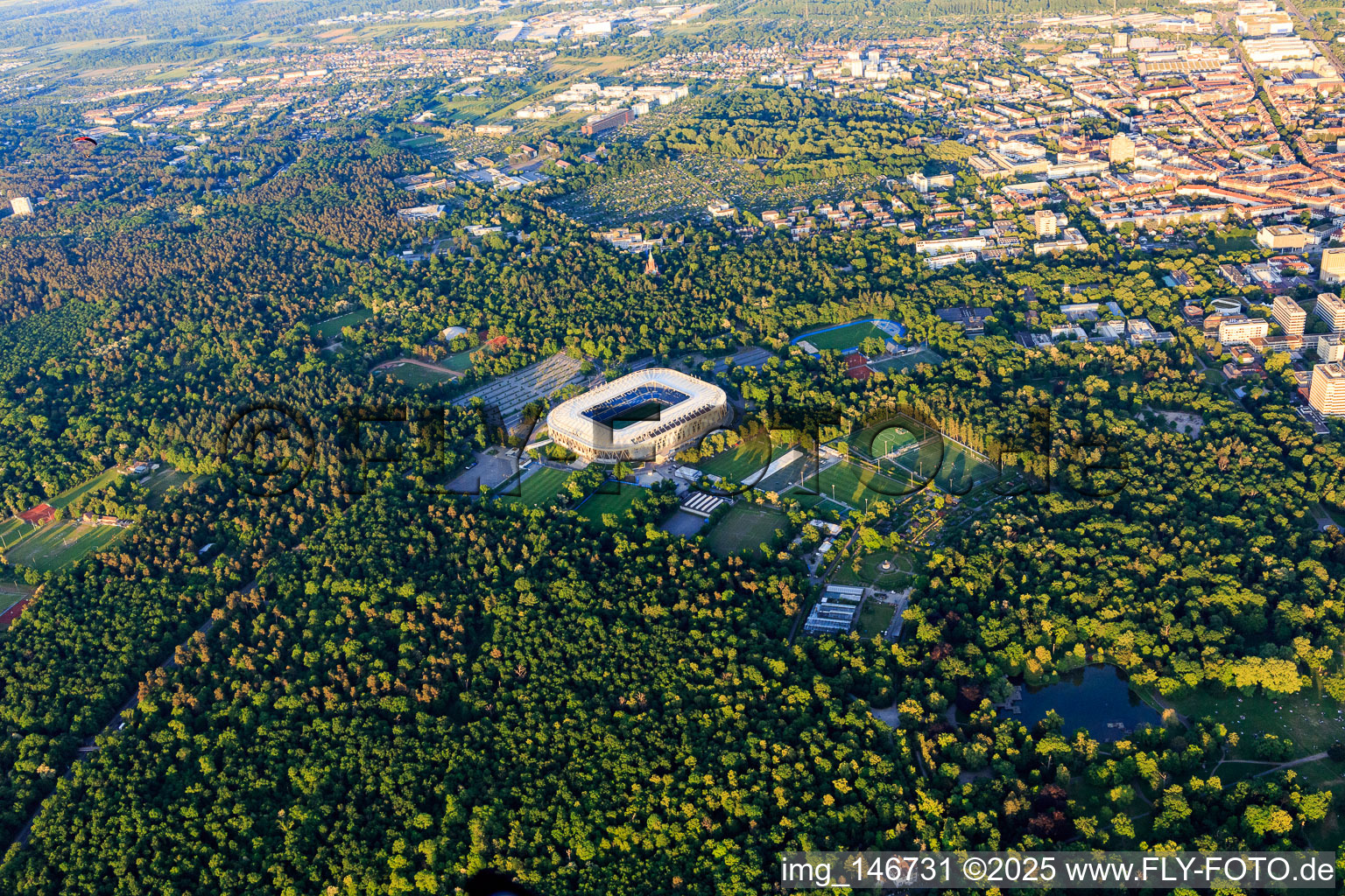 Fussballstadion BBBank Wildpark des KSC - Karlsruher Sport-Club im Ortsteil Innenstadt-Ost im Bundesland Baden-Württemberg, Deutschland von oben