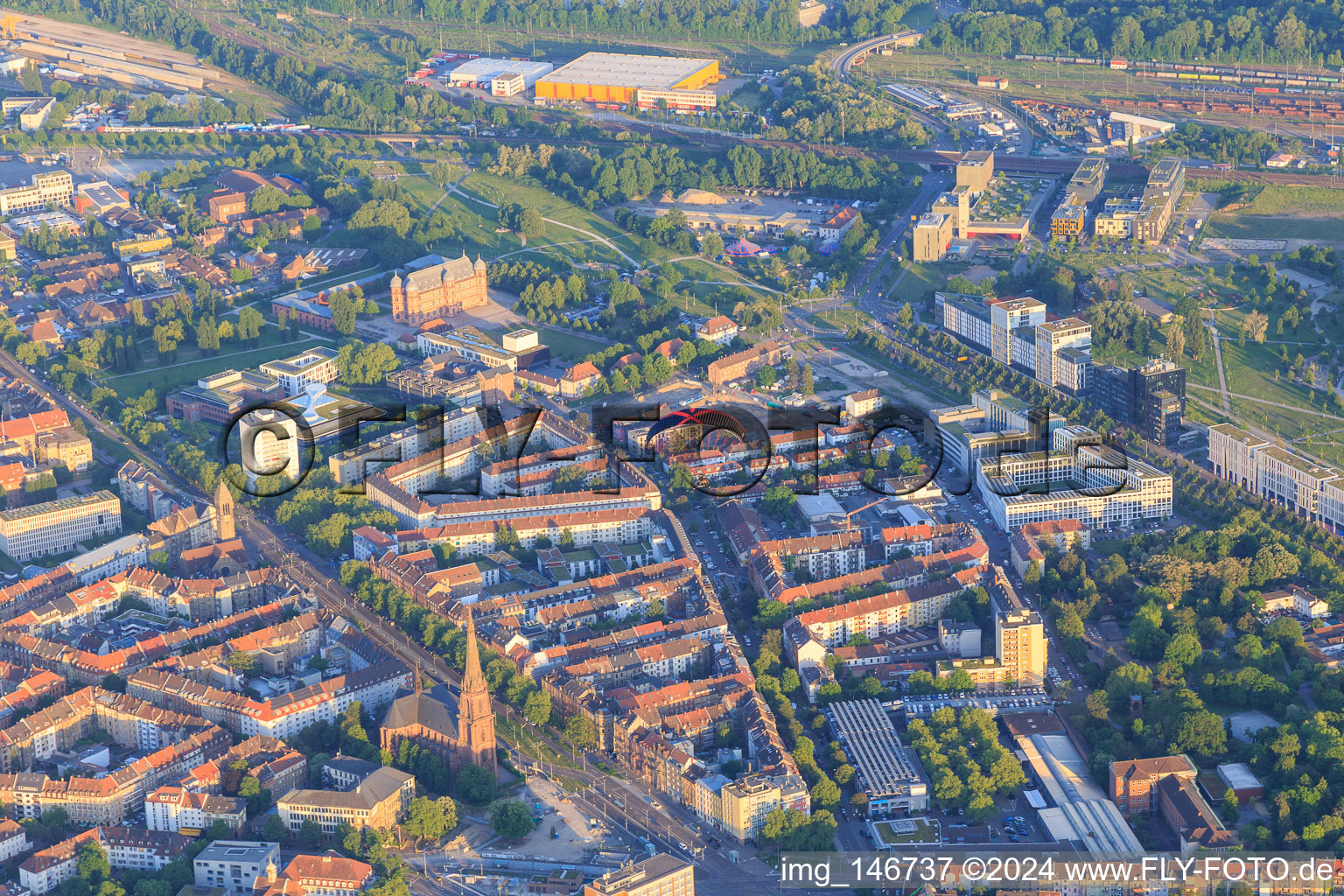 Kirche St. Bernhard an der Durlacher Allee und Gottesauer Straße mit Paragleiter im Ortsteil Oststadt in Karlsruhe im Bundesland Baden-Württemberg, Deutschland