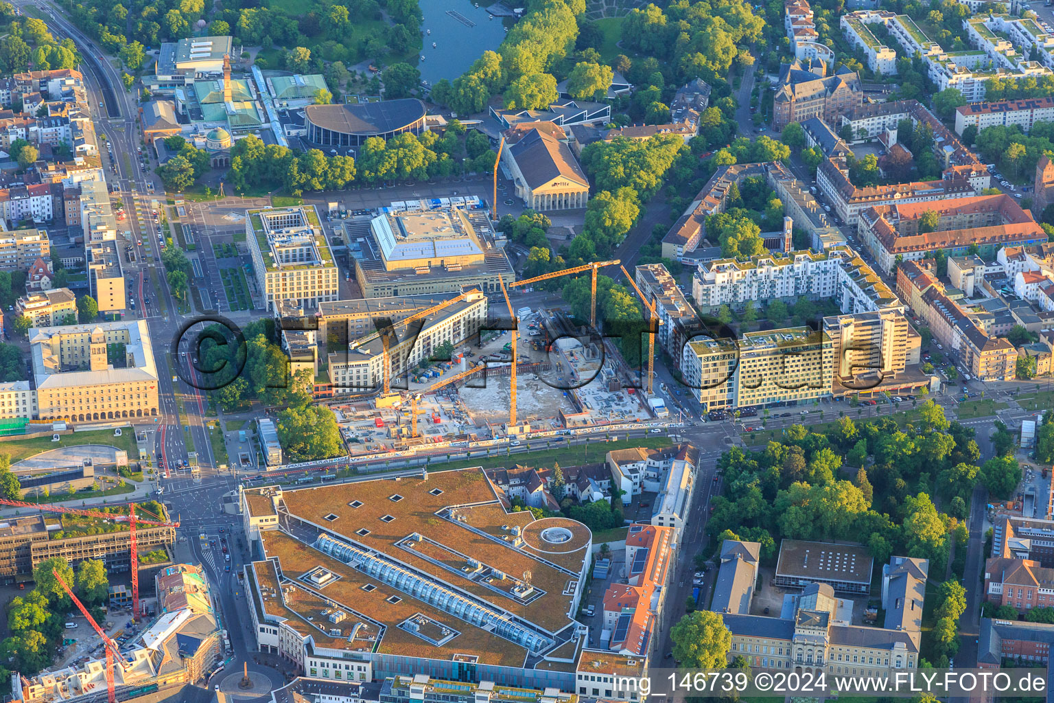 Baustelle des abgerissenen Versicherunghochhaus an der Kriegstraße gegenüber dem  Ettlinger Tor Karlsruhe und  Staatlichen Museum für Naturkunde Karlsruhe im Ortsteil Südweststadt im Bundesland Baden-Württemberg, Deutschland