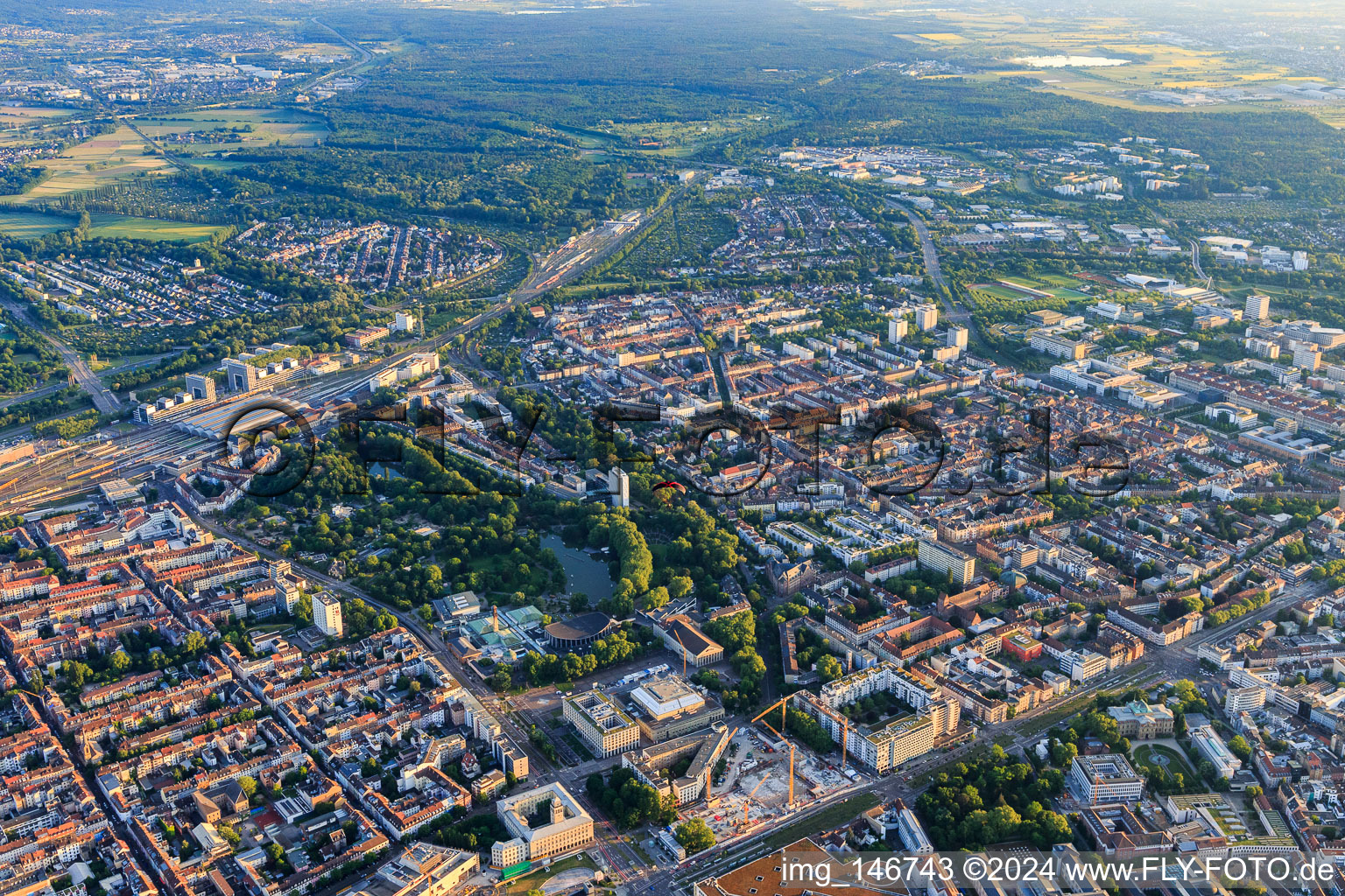 Stadtübersicht aus Norden mit Zoologischen Stadtgarten an der Ettlinger Straße im Ortsteil Südweststadt in Karlsruhe im Bundesland Baden-Württemberg, Deutschland