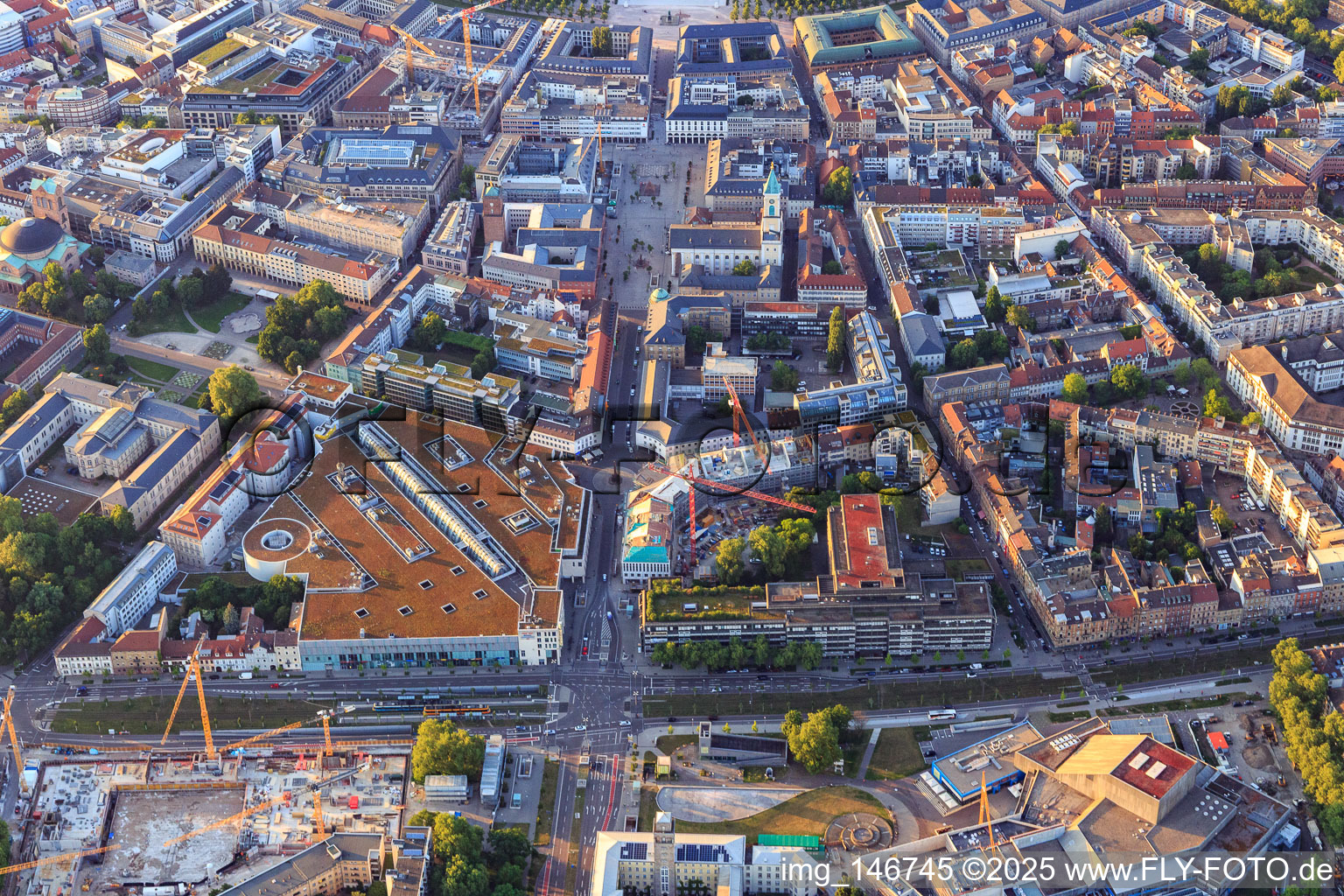 Marktplatz, Rondellplatz, Ettlinger Tor und Theaterbaustellle an der Kriegstr im Ortsteil Innenstadt-West in Karlsruhe im Bundesland Baden-Württemberg, Deutschland