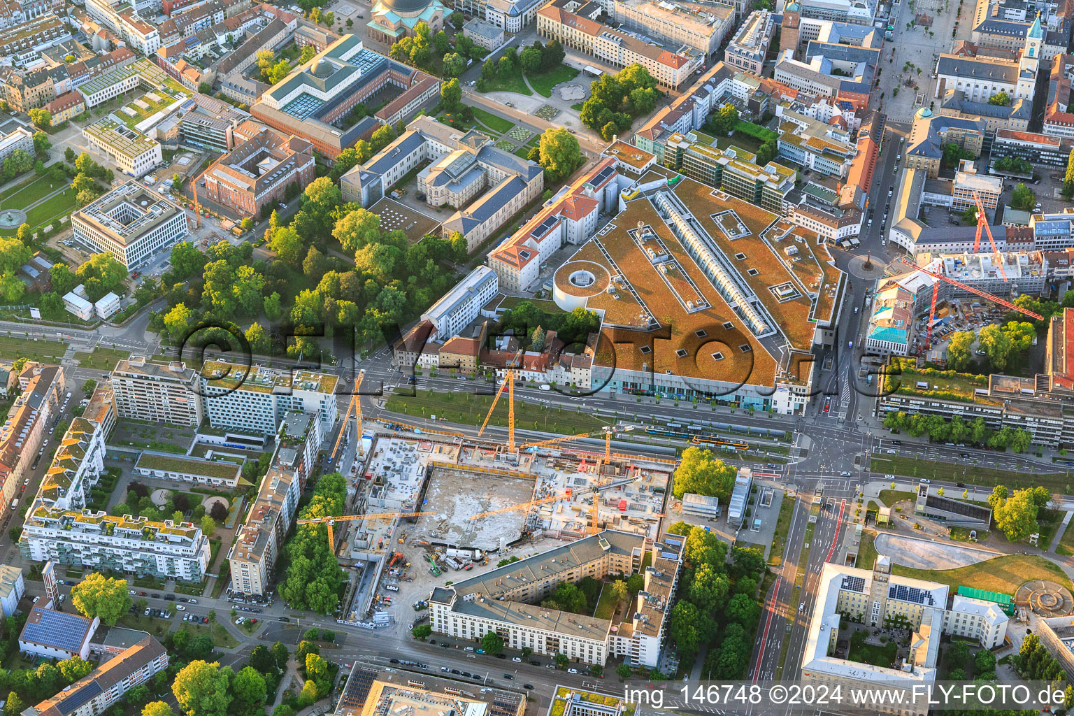 Baustelle des abgerissenen Versicherunghochhaus an der Kriegstraße gegenüber des Ettlinger Tor Karlsruhe Zentrums im Ortsteil Südweststadt im Bundesland Baden-Württemberg, Deutschland