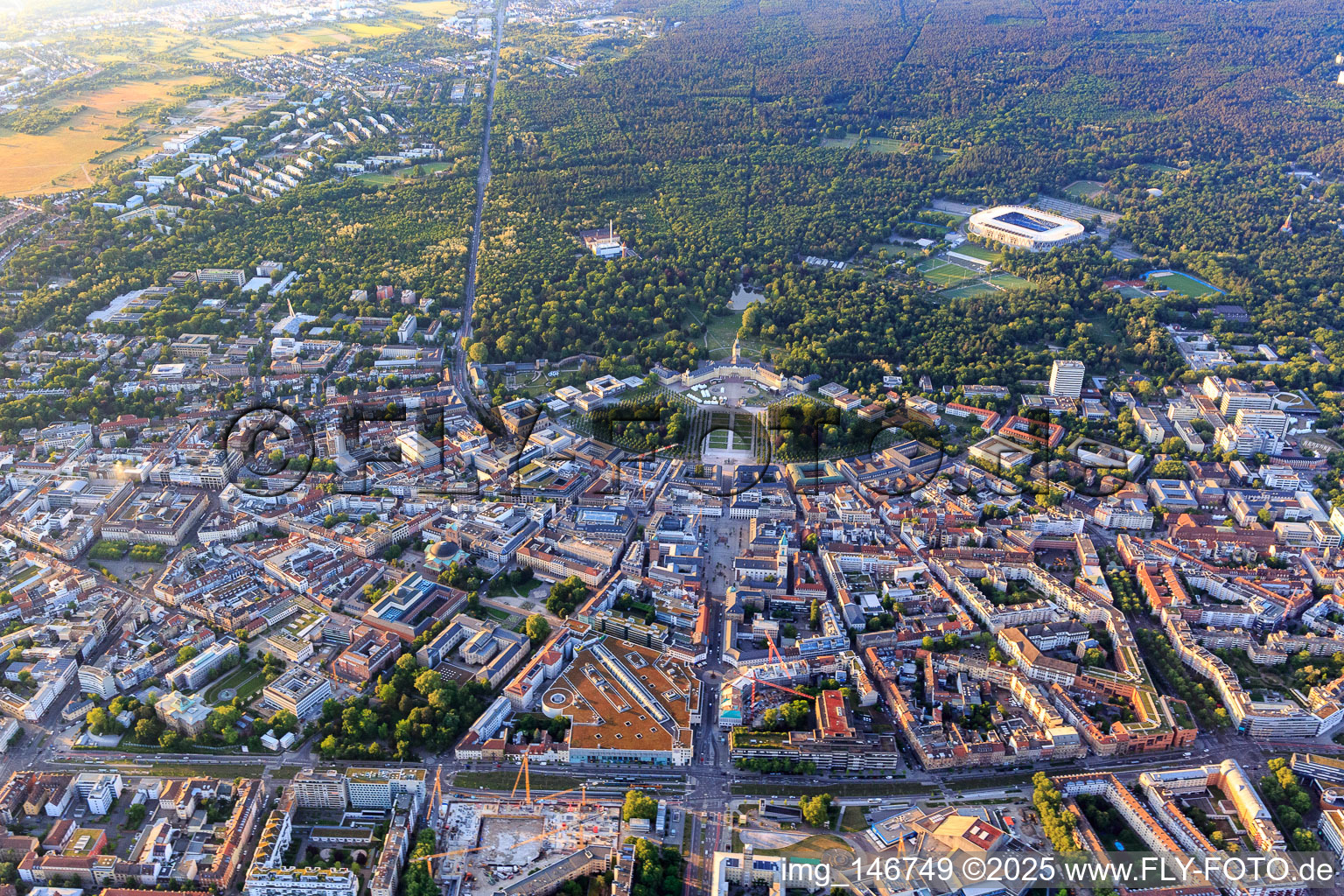 Stadtübersicht aus Süden mit Kriegstraße und Karl-Friedrich-Straße bis zum Schloss im Ortsteil Innenstadt-West in Karlsruhe im Bundesland Baden-Württemberg, Deutschland