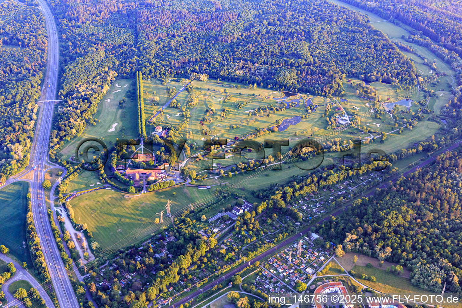 Golfplatz Hofgut Scheibenhardt AG im Ortsteil Beiertheim-Bulach in Karlsruhe im Bundesland Baden-Württemberg, Deutschland von oben