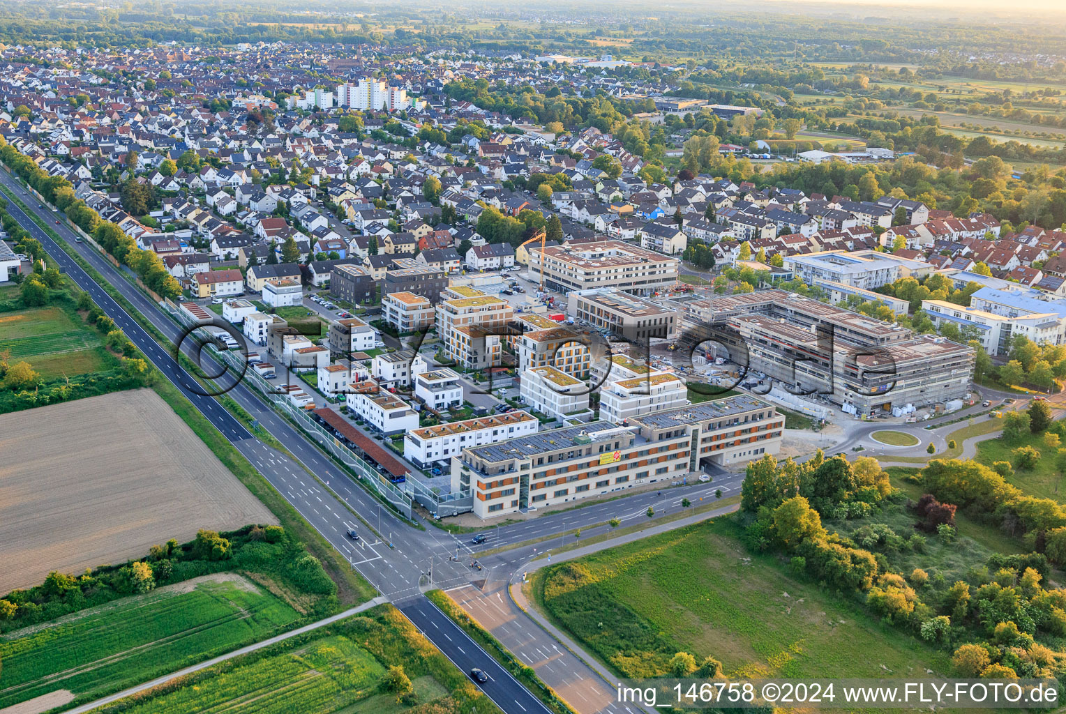 Luftaufnahme von Neubauten in der Emil-Wachter-Straße mit ASB Seniorenzentrum RheinLeben im Ortsteil Mörsch in Rheinstetten im Bundesland Baden-Württemberg, Deutschland