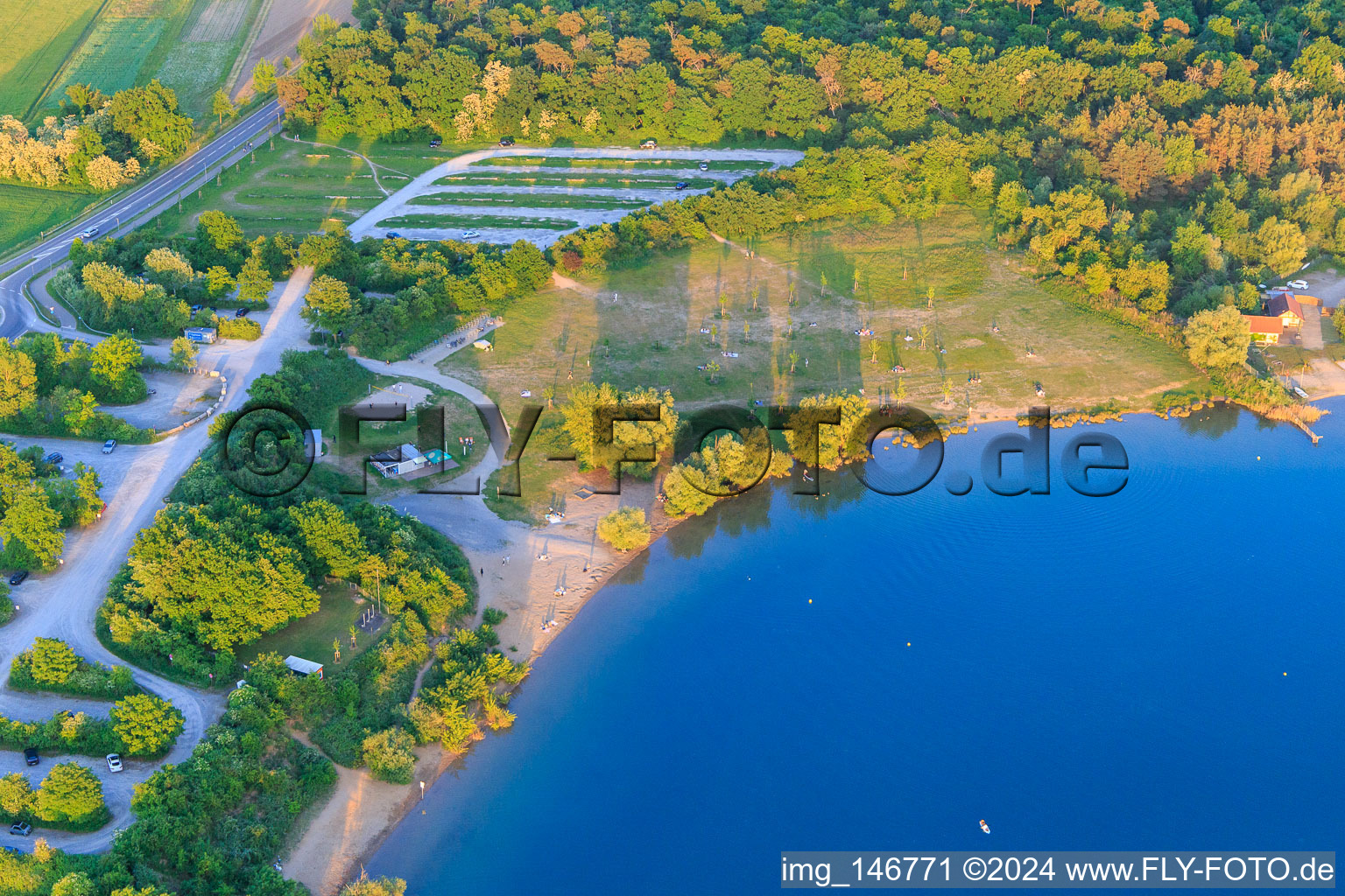 Im kalten Mai verwaister Strand am Epplesee im Ortsteil Silberstreifen in Rheinstetten im Bundesland Baden-Württemberg, Deutschland