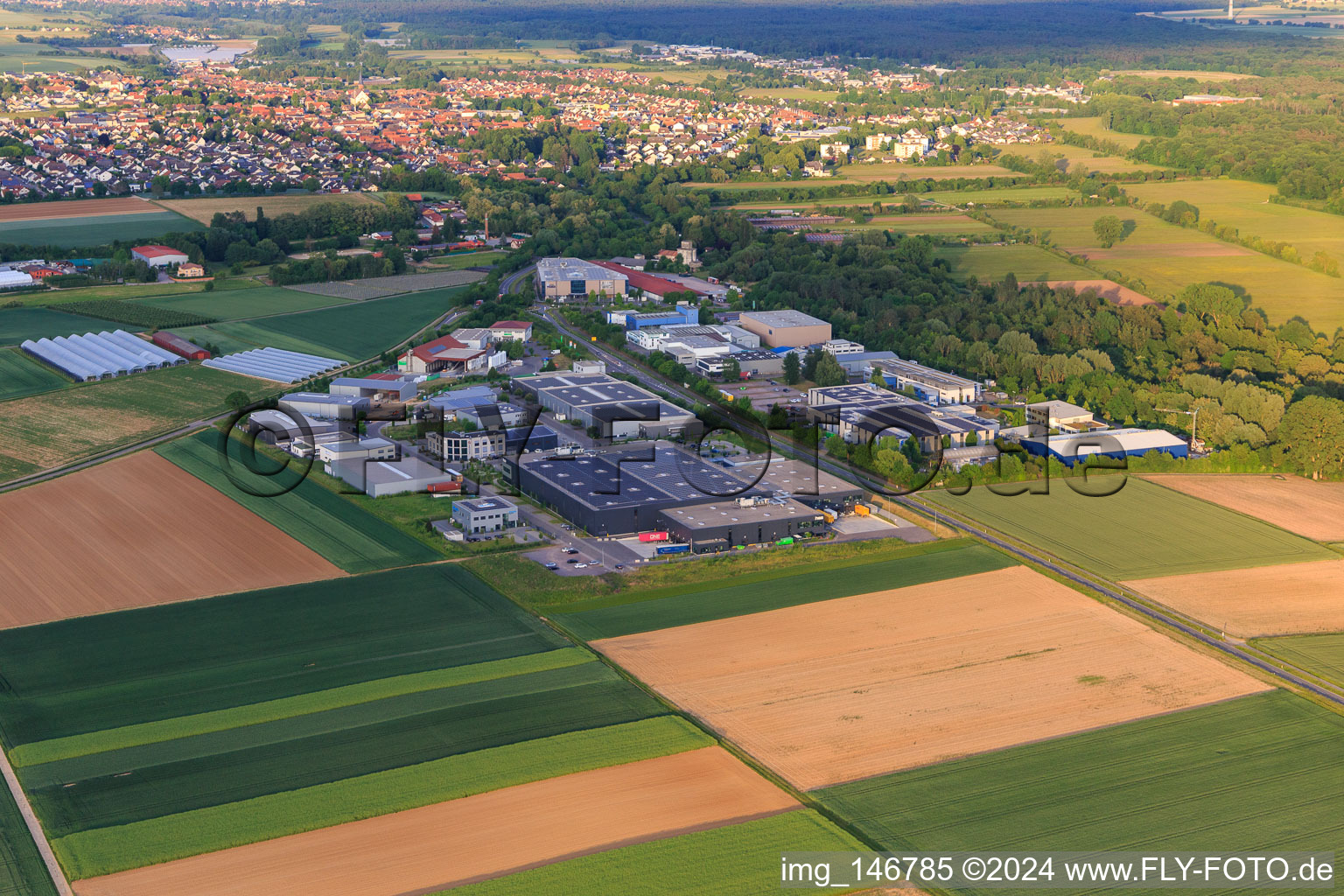Gerwerbepark W und W Campus von Westen in Herxheim bei Landau im Bundesland Rheinland-Pfalz, Deutschland