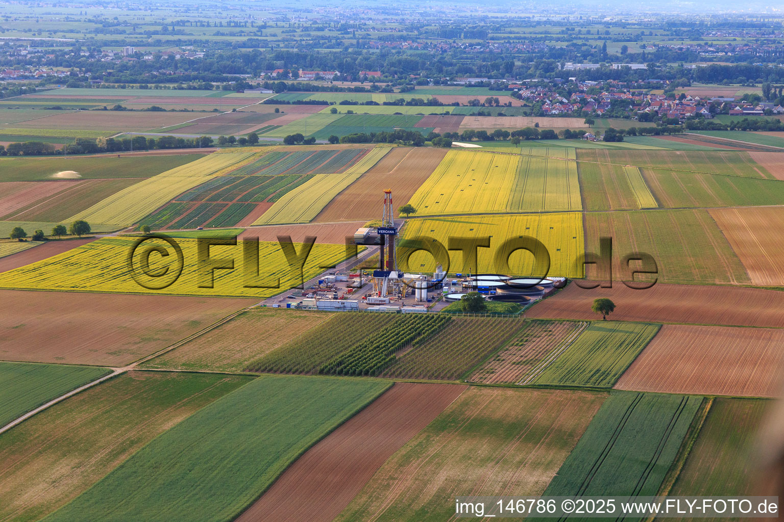 Bohrgelände des Tiefenbohrplatz V20 von  Vercana GmbH für Vulcan Energy am Schleidberg zur Förderung von Geothermie und Lithium in Insheim im Bundesland Rheinland-Pfalz, Deutschland