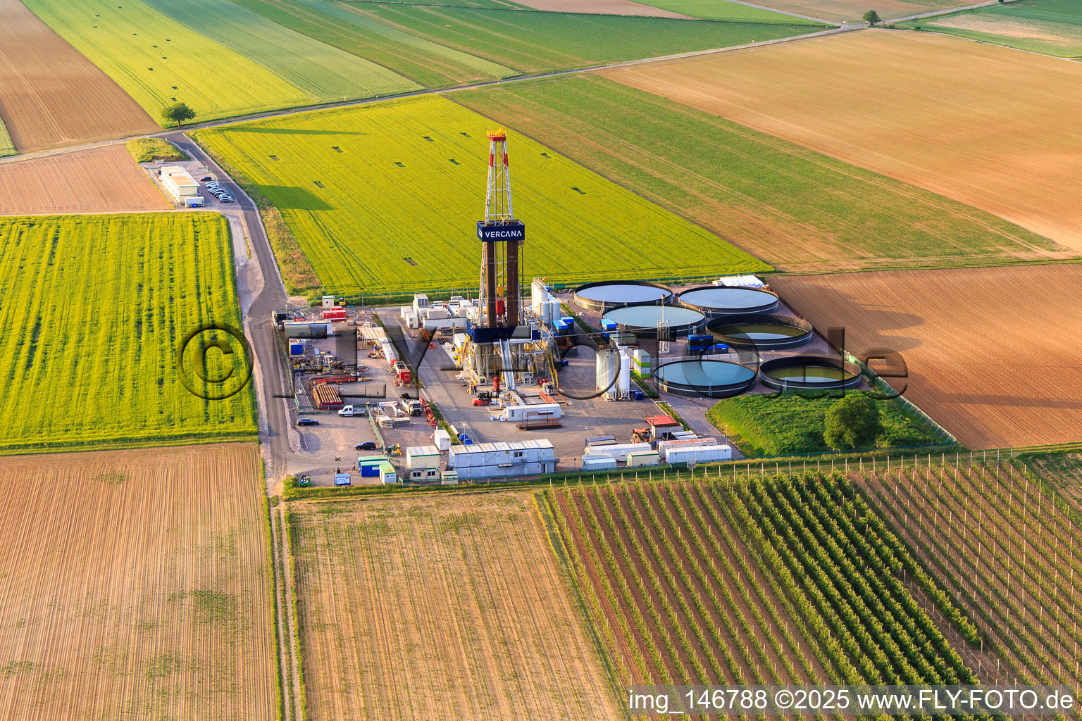 Luftaufnahme von Bohrgelände des Tiefenbohrplatz V20 von  Vercana GmbH für Vulcan Energy am Schleidberg zur Förderung von Geothermie und Lithium in Insheim im Bundesland Rheinland-Pfalz, Deutschland
