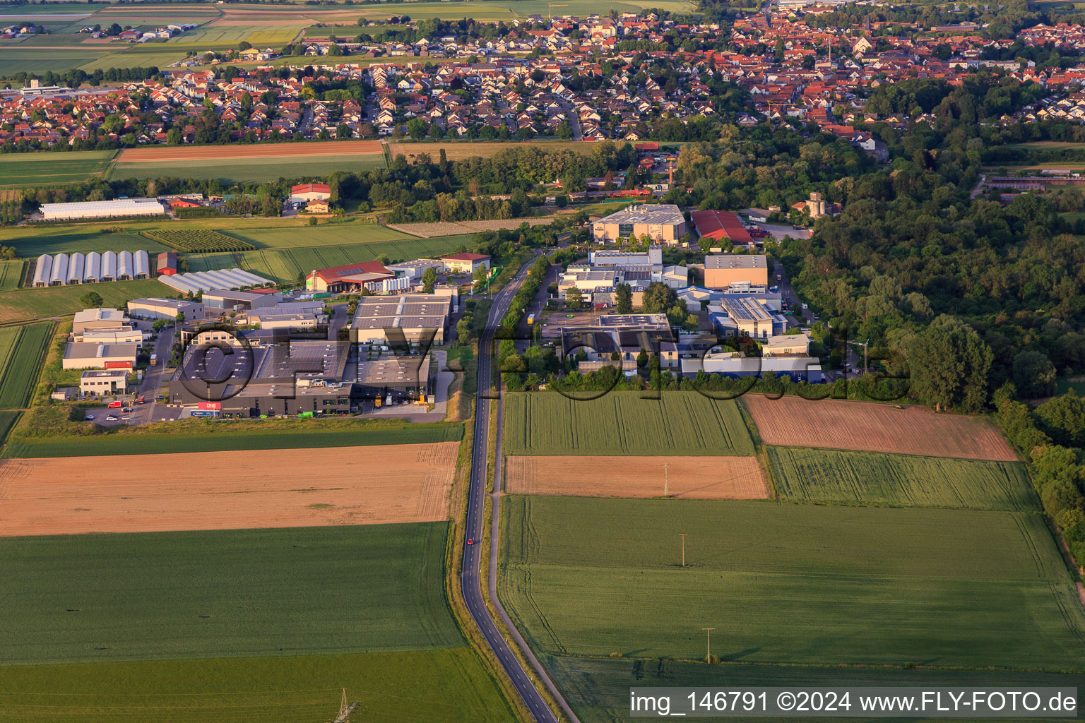 Luftbild von Gerwerbepark W und W Campus von Westen in Herxheim bei Landau im Bundesland Rheinland-Pfalz, Deutschland