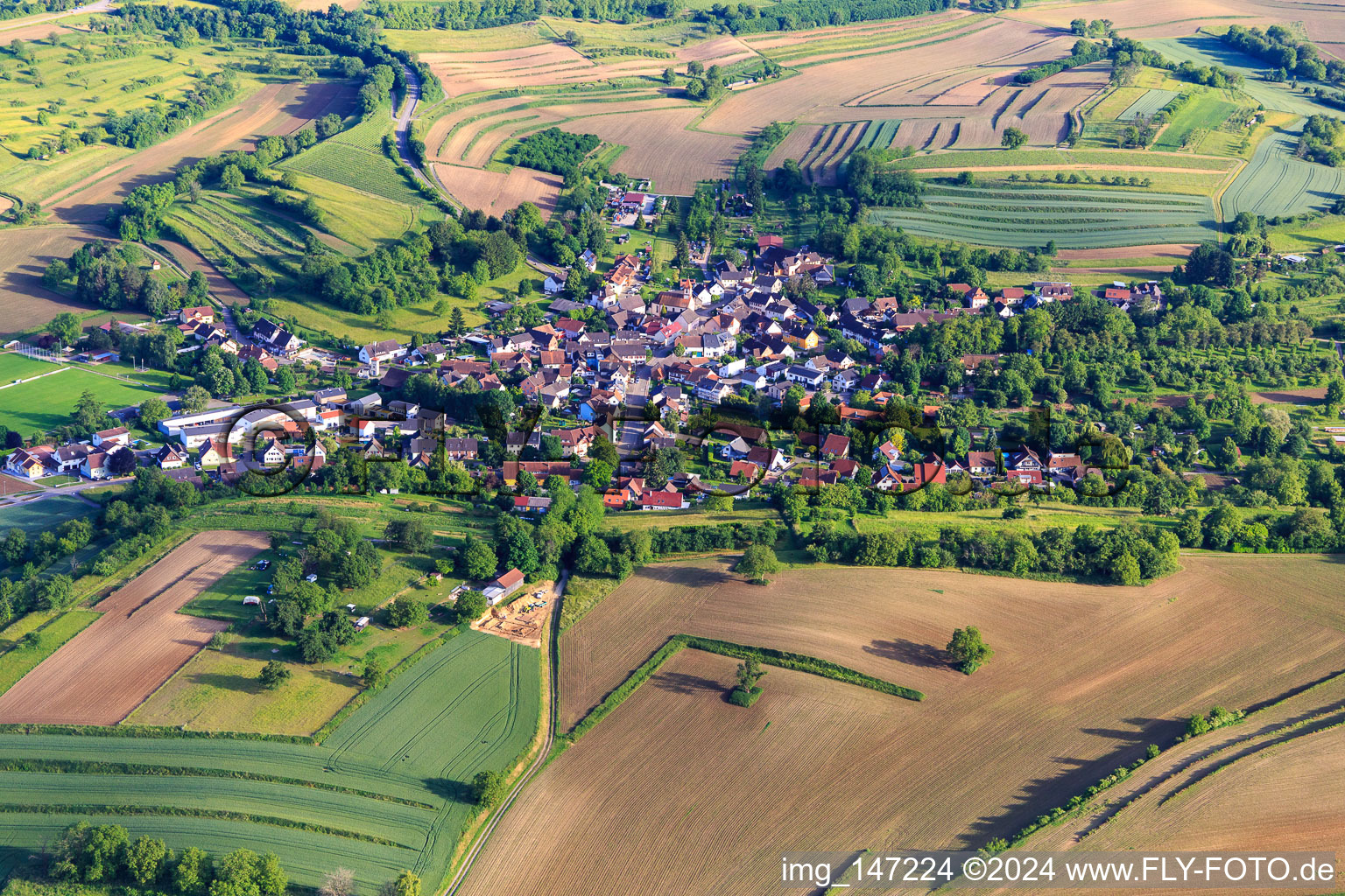 Dorfansicht aus Norden im Ortsteil Wallburg in Ettenheim im Bundesland Baden-Württemberg, Deutschland