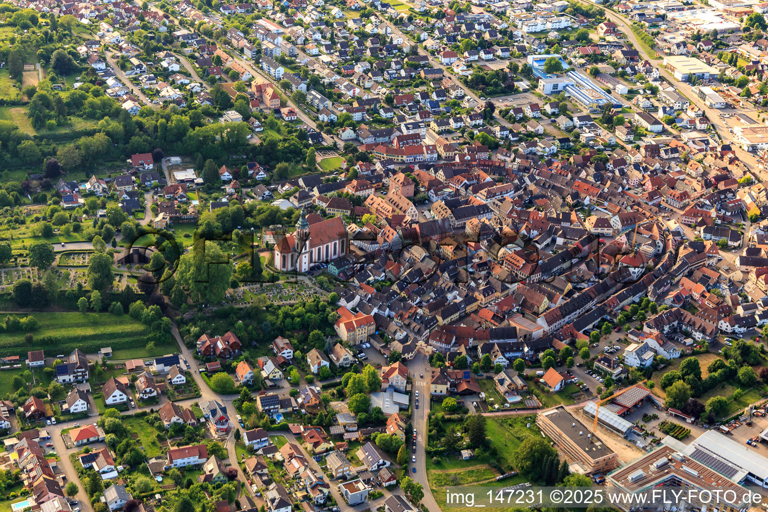 Barocke Altstadt mit St. Bartholomäus in Ettenheim im Bundesland Baden-Württemberg, Deutschland