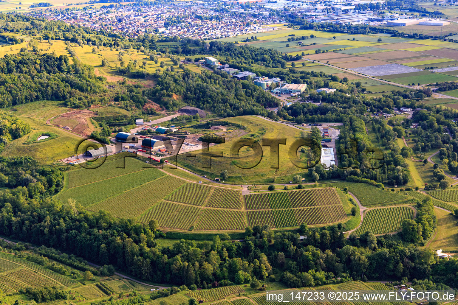 Von Weinbergen umgebenen Deponie des  Zweckverband Abfallbehandlung Kahlenberg in Ringsheim im Bundesland Baden-Württemberg, Deutschland