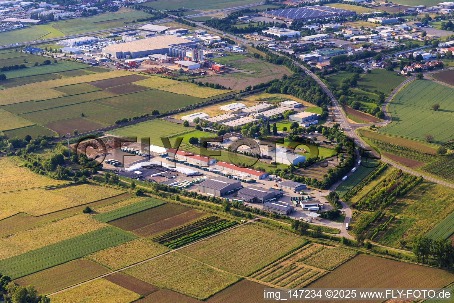 Tankstellen von tankpool24 und  AS 24 sowie Industriepark mit Georg Fischer Fluorpolymer Products GmbH und Barth Medienhaus GmbH | Werbeagentur | Digitalagentur im Ortsteil Altdorf in Ettenheim im Bundesland Baden-Württemberg, Deutschland