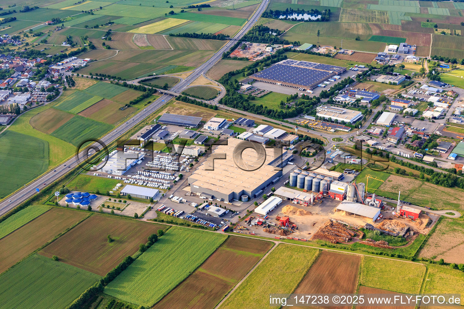 Industriegebiet an der A5 mit Bracchi Deutschland Transport & Logistik GmbH,. Krämer MEGA STORE Ettenheim, JRS Holzenergie HEW GmbH & Co. KG und  Ernst- Caravan- u. Freizeit-Center GmbH im Ortsteil Orschweier in Mahlberg im Bundesland Baden-Württemberg