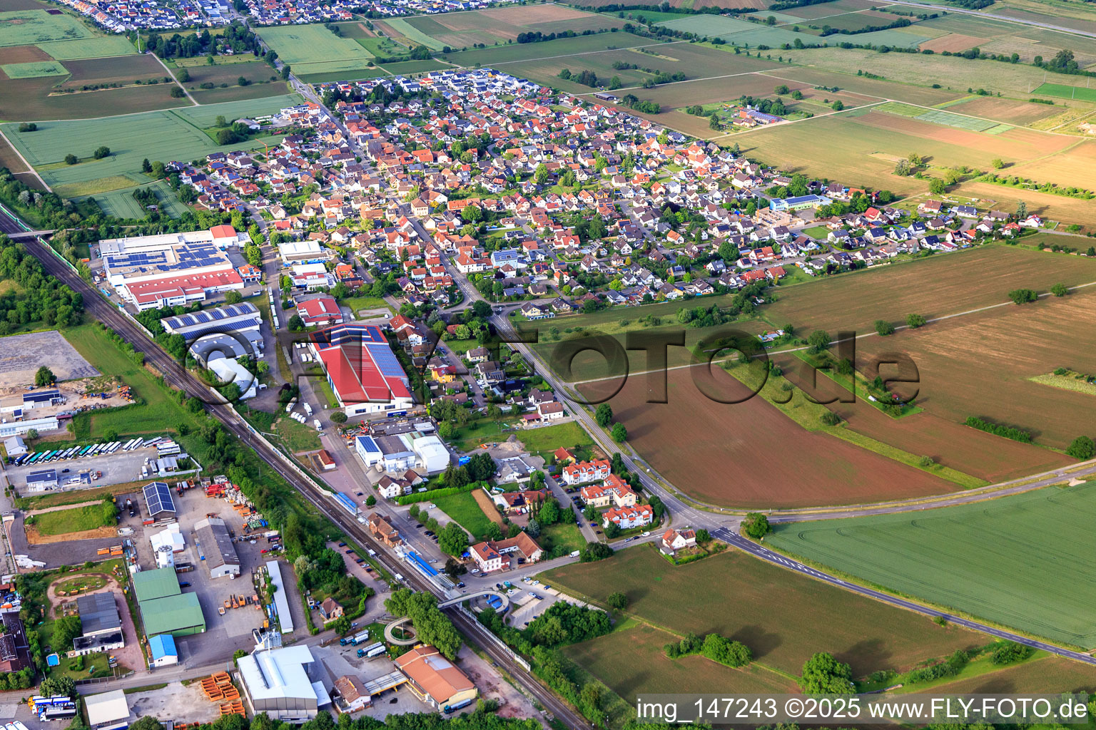 Ortsansicht aus Süden an der Bahnlinie im Ortsteil Orschweier in Mahlberg im Bundesland Baden-Württemberg, Deutschland