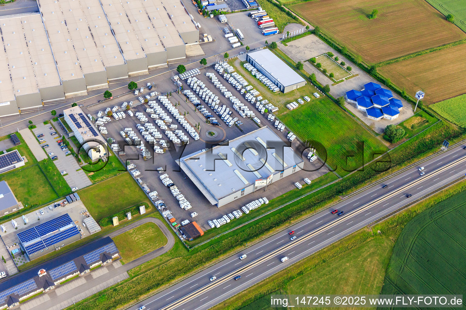 Industriegebiet an der A5. Krämer MEGA STORE Ettenheim und  Ernst- Caravan- u. Freizeit-Center GmbH im Ortsteil Orschweier in Mahlberg im Bundesland Baden-Württemberg, Deutschland