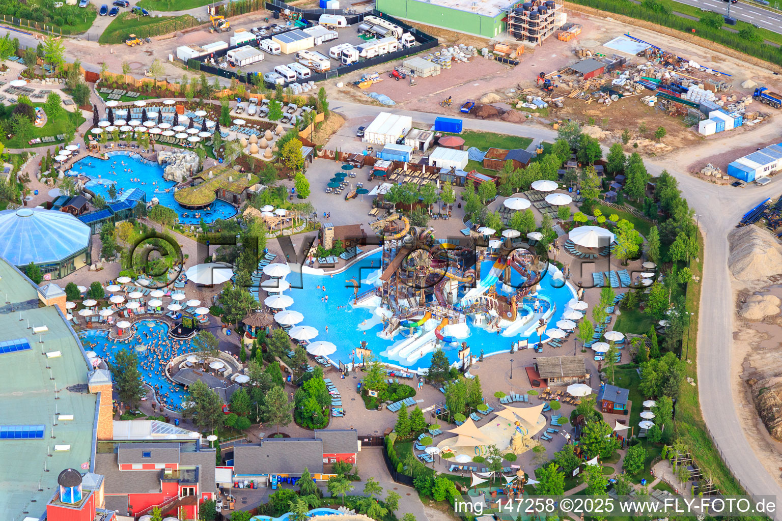 Svalgurok, Spiralrok - Spiral-Rutsche und Slalomrok - wilde Slalom-Rutsche im Rulantica im Europapark Rust im Bundesland Baden-Württemberg, Deutschland