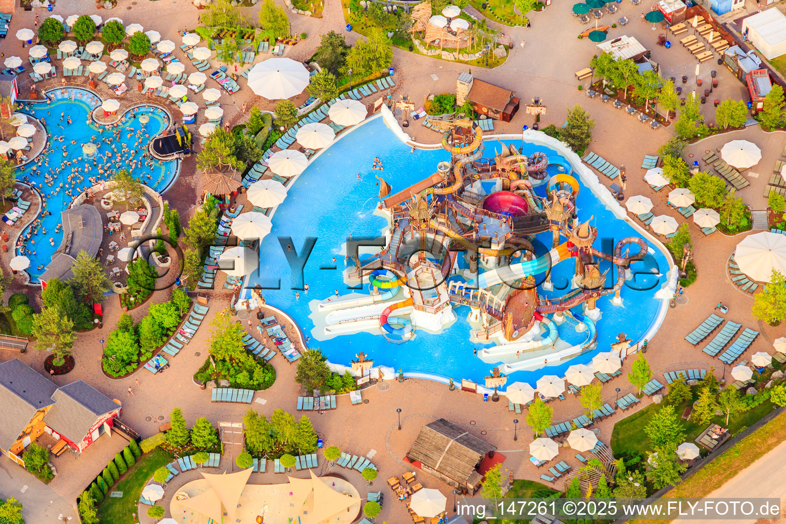 Luftbild von Svalgurok, Spiralrok - Spiral-Rutsche und Slalomrok - wilde Slalom-Rutsche im Rulantica im Europapark Rust im Bundesland Baden-Württemberg, Deutschland