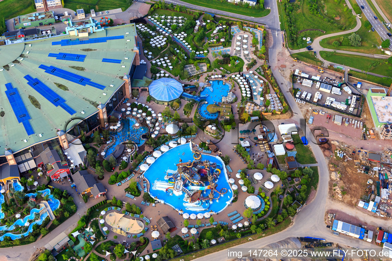 Luftaufnahme von Svalgurok, Spiralrok - Spiral-Rutsche und Slalomrok - wilde Slalom-Rutsche im Rulantica im Europapark Rust im Bundesland Baden-Württemberg, Deutschland