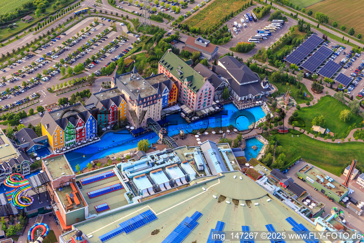 Kanal und Brücke des Rulantica im Europapark Rust im Bundesland Baden-Württemberg, Deutschland
