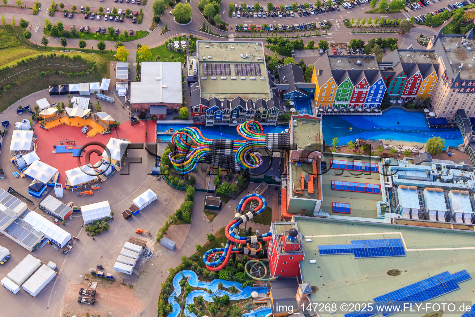 Vildfål - Freifall-Rutsche und "Immer Wieder Sonntags"-Arena des Rulantica im Europapark Rust im Bundesland Baden-Württemberg, Deutschland